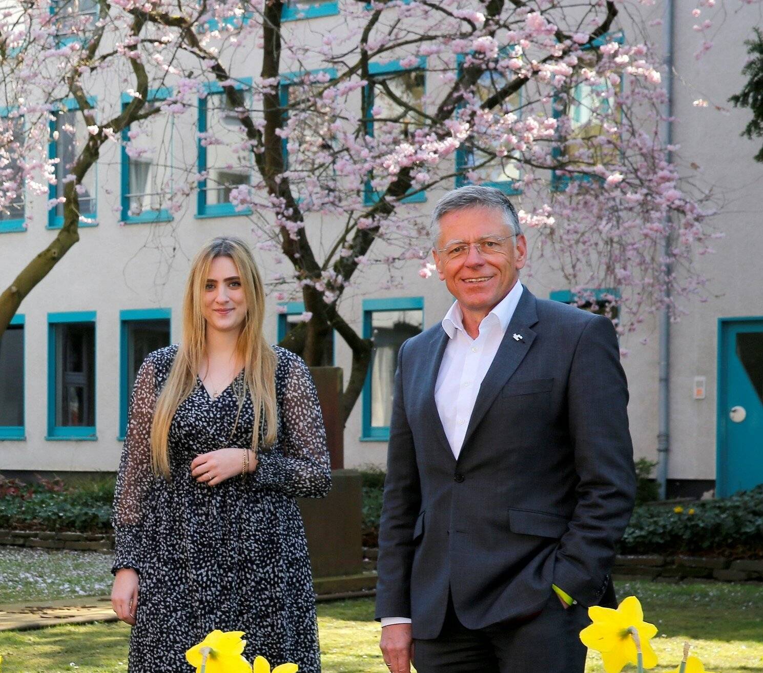 Mobilitätsmanagerin Samira Smentkowski mit Landrat Hans-Jürgen