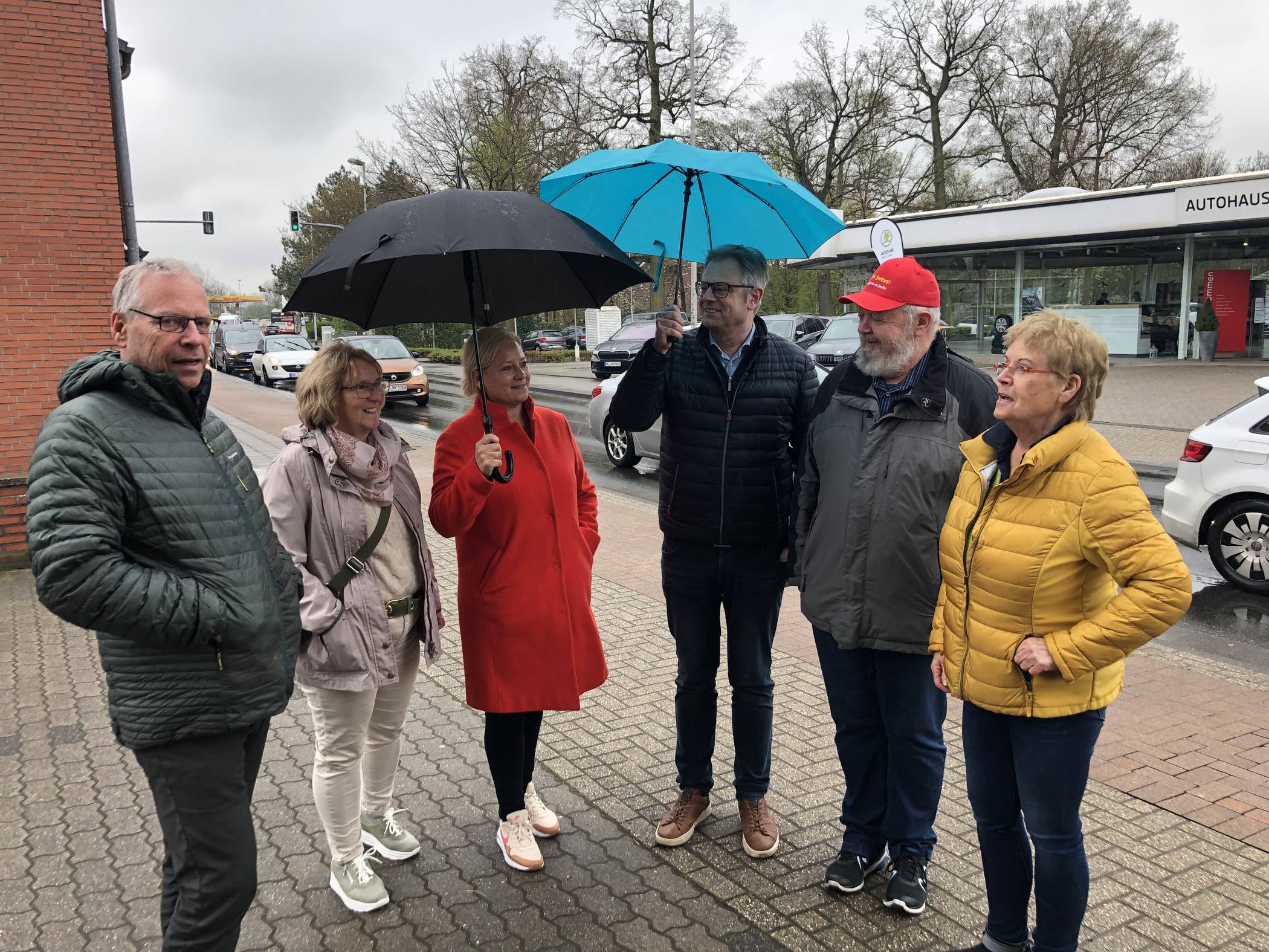  Heike Troles (Mitte) und einige Parteifreunde treffen sich mit „pro O“ an der viel befahrenen Talstraße. 