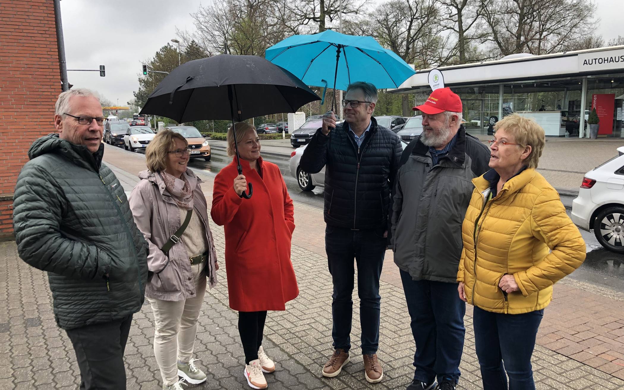 Heike Troles (Mitte) und einige Parteifreunde