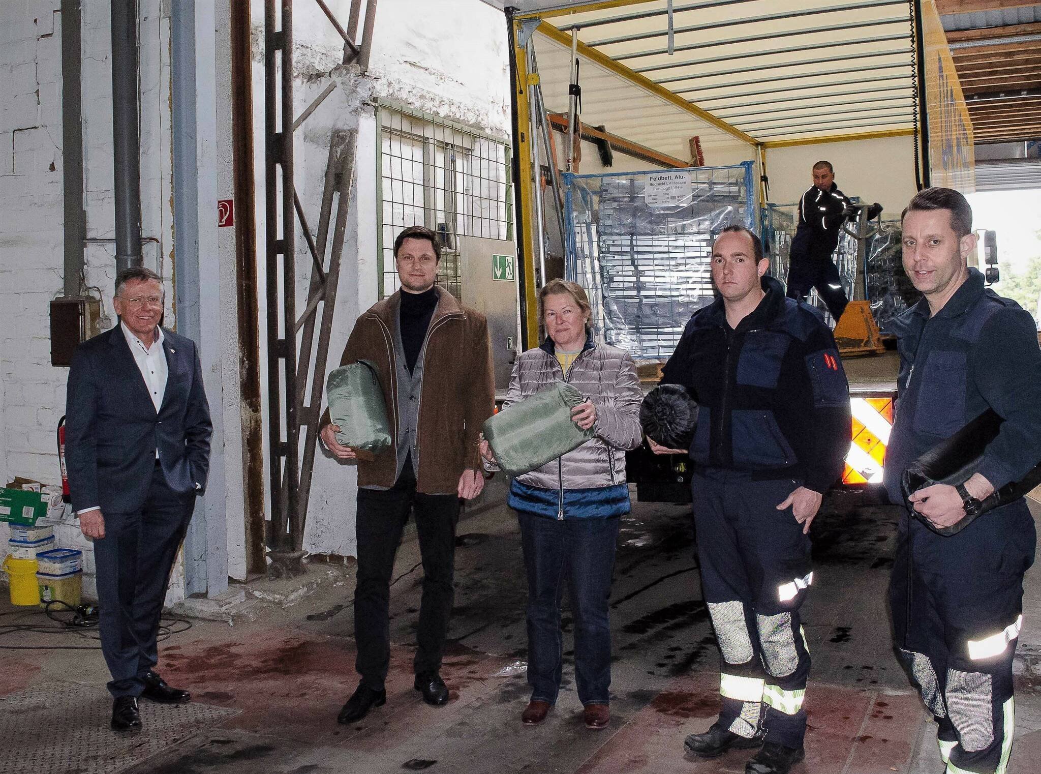  Beim Start des Hilfstransport vor Ort (v.on links): Landrat Hans-Jürgen Petrauschke, Kreisdezernent Martin Stiller, Birgit Niesen vom Amt für Sicherheit und Ordnung, Emanuel Kowalschek von der Feuerwehr Jüchen und Heinz Dieter Abels, stellvertretender Kreisbrandmeister des Rhein-Kreises. 