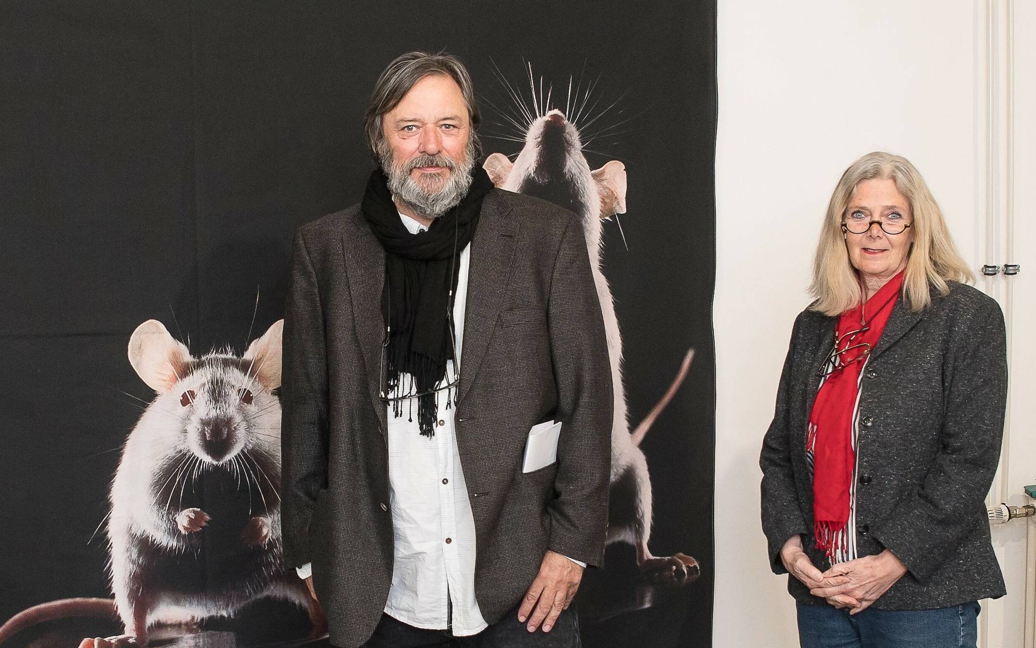  Albert Glöckner, Vorsitzender der „Freunde des Kulturzentrums Sinsteden“, mit den Fotografen Hans-Jürgen und Heidi Koch, die auch das oben stehende Bild zur Verfügung gestellt haben. 	Fotos: RKN. 