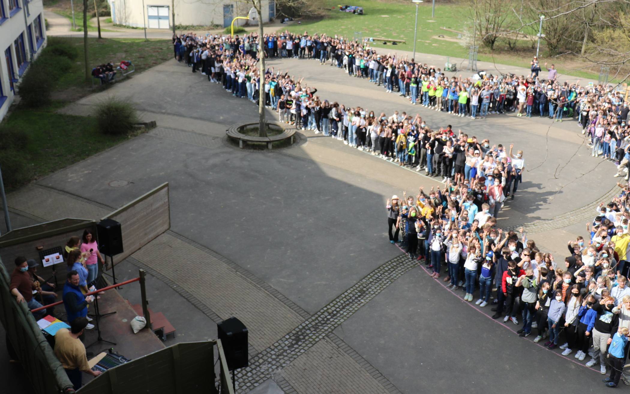  Nach dem Lauf stellten die Schüler eine Friedenstaube auf dem Schulhof nach.  