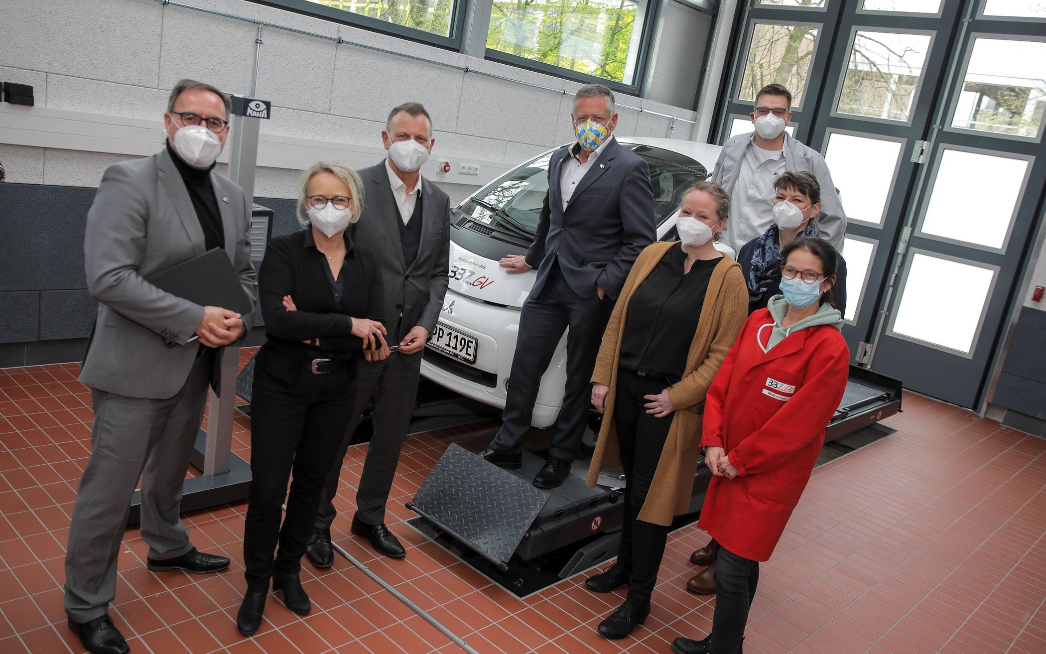  Neue Prüfstecke für die Kfz-Abteilung des Berufsbildungszentrums Grevenbroich: Landrat Hans-Jürgen Petrauschke und die zuständigen Vertreter von Schule und Verwaltung. 