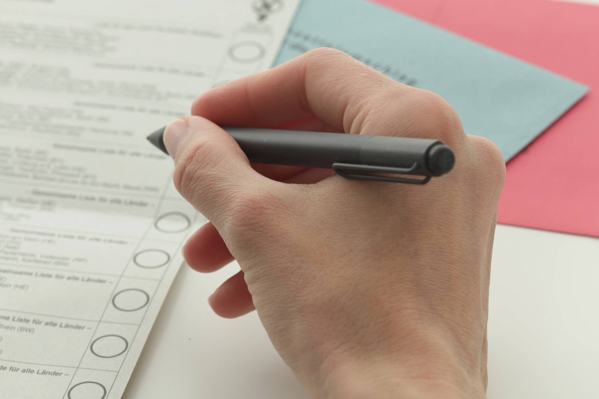  Für die Briefwahl werden ein Wahlschein und die dazugehörigen Briefwahlunterlagen benötigt. 