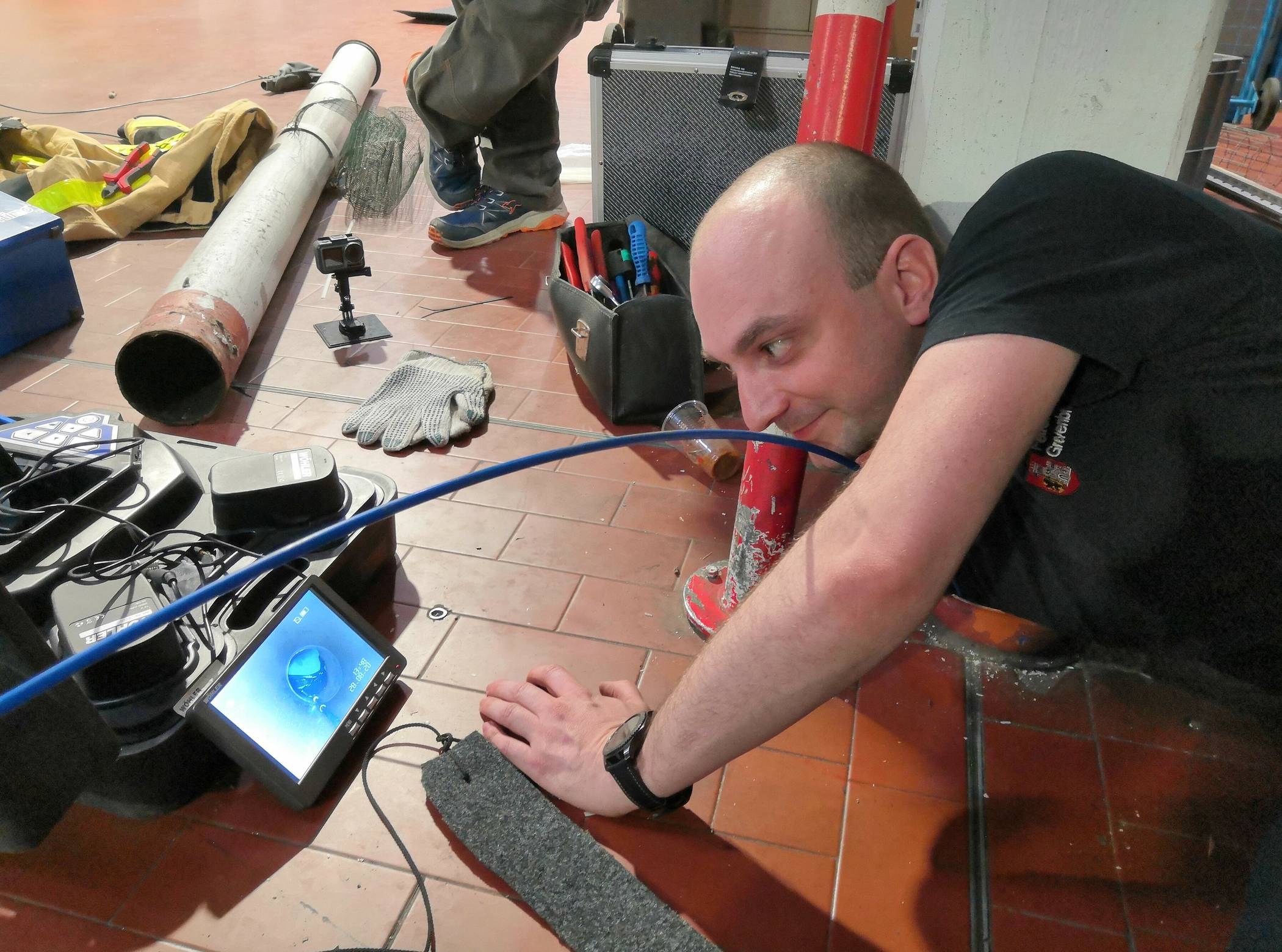  Sascha Quaty, Tierrettungsexperte der Feuerwehr Grevenbroich, kontrolliert einen Rohrabschnitt mithilfe einer Videosonde. 