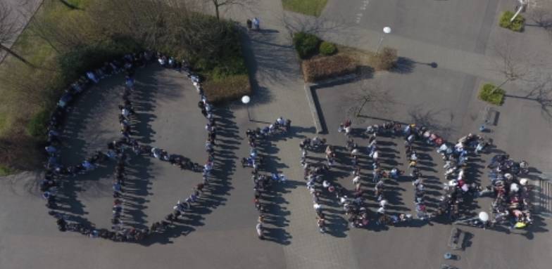 Die Gesamtschule Jüchen setzt gemeinsam ein Zeichen für den Frieden