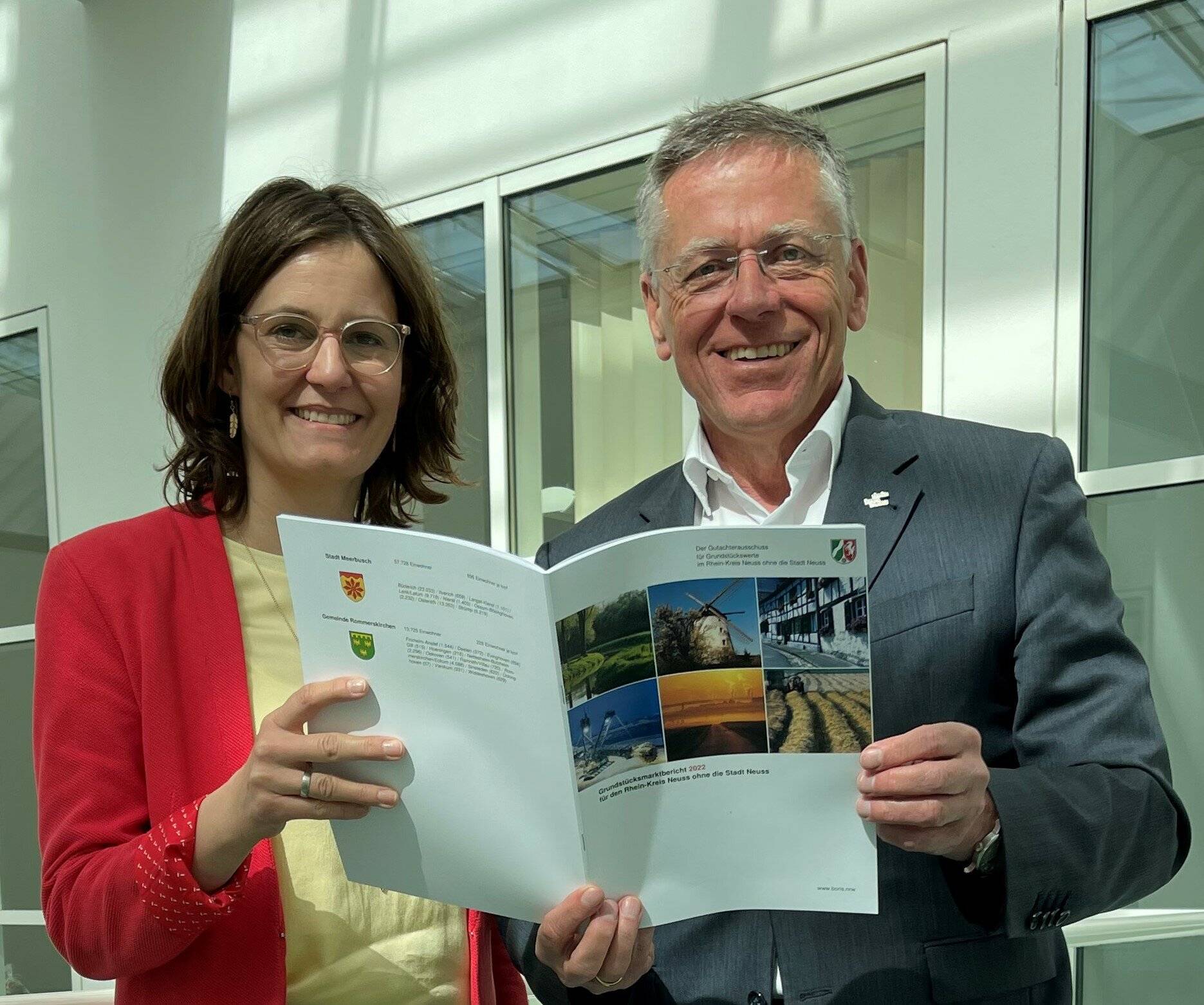  Landrat Hans-Jürgen Petrauschke und Kathrin Richartz-Perez vom Kataster- und Vermessungsamt stellen den Grundstücksmarktbericht 2022 vor. 