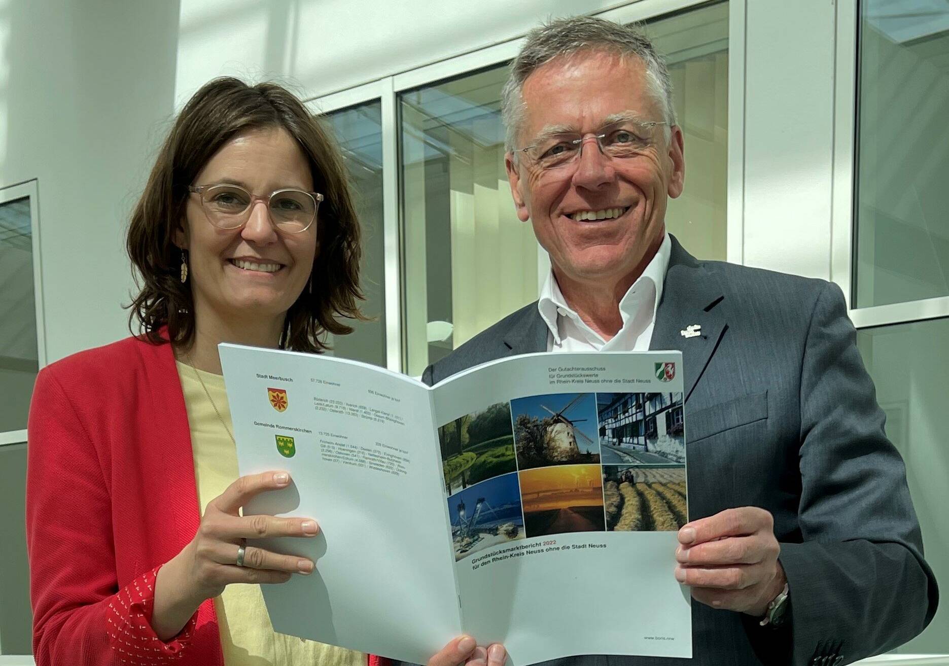  Landrat Hans-Jürgen Petrauschke und Kathrin Richartz-Perez vom Kataster- und Vermessungsamt stellen den Grundstücksmarktbericht 2022 vor. 