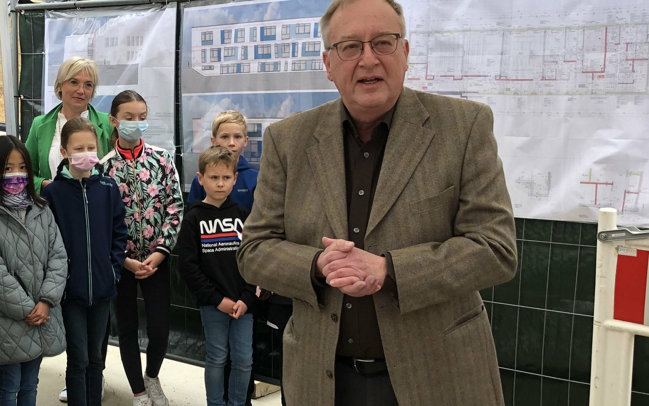 Bagger und Baustelle bleiben der Grundschule erhalten