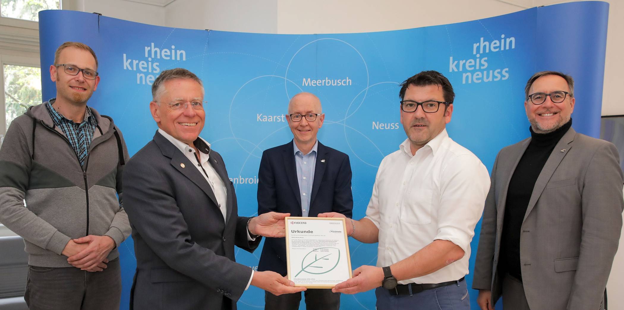  Klimaschutzzertifikat überreicht (von links): Frank Oellers, Landrat Hans-Jürgen Petrauschke, Frank Meger, Holger Vermeulen und Harald Vieten. 