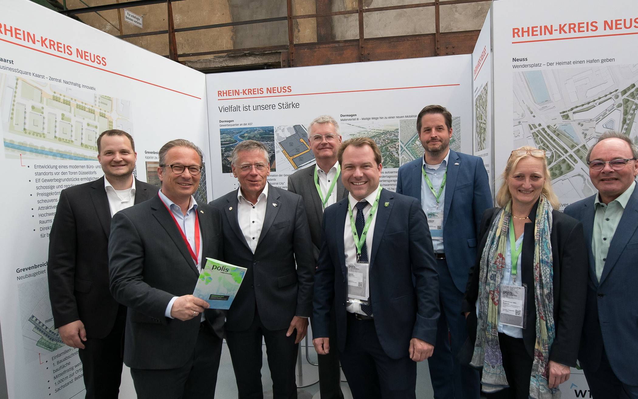  Gemeinsam bei der Messe „Polis Convention“ (von links): Patrick Gorzelanczyk, Reiner Breuer, Landrat Hans-Jürgen Petrauschke, Dr. Martin Brans, Dr. Martin Mertens, Christian Bommers, Kristiane von dem Bussche und Robert Abts. 