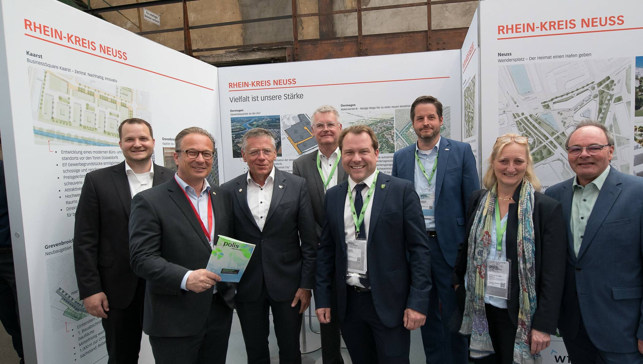  Gemeinsam bei der Messe „Polis Convention“ (von links): Patrick Gorzelanczyk, Reiner Breuer, Landrat Hans-Jürgen Petrauschke, Dr. Martin Brans, Dr. Martin Mertens, Christian Bommers, Kristiane von dem Bussche und Robert Abts. 