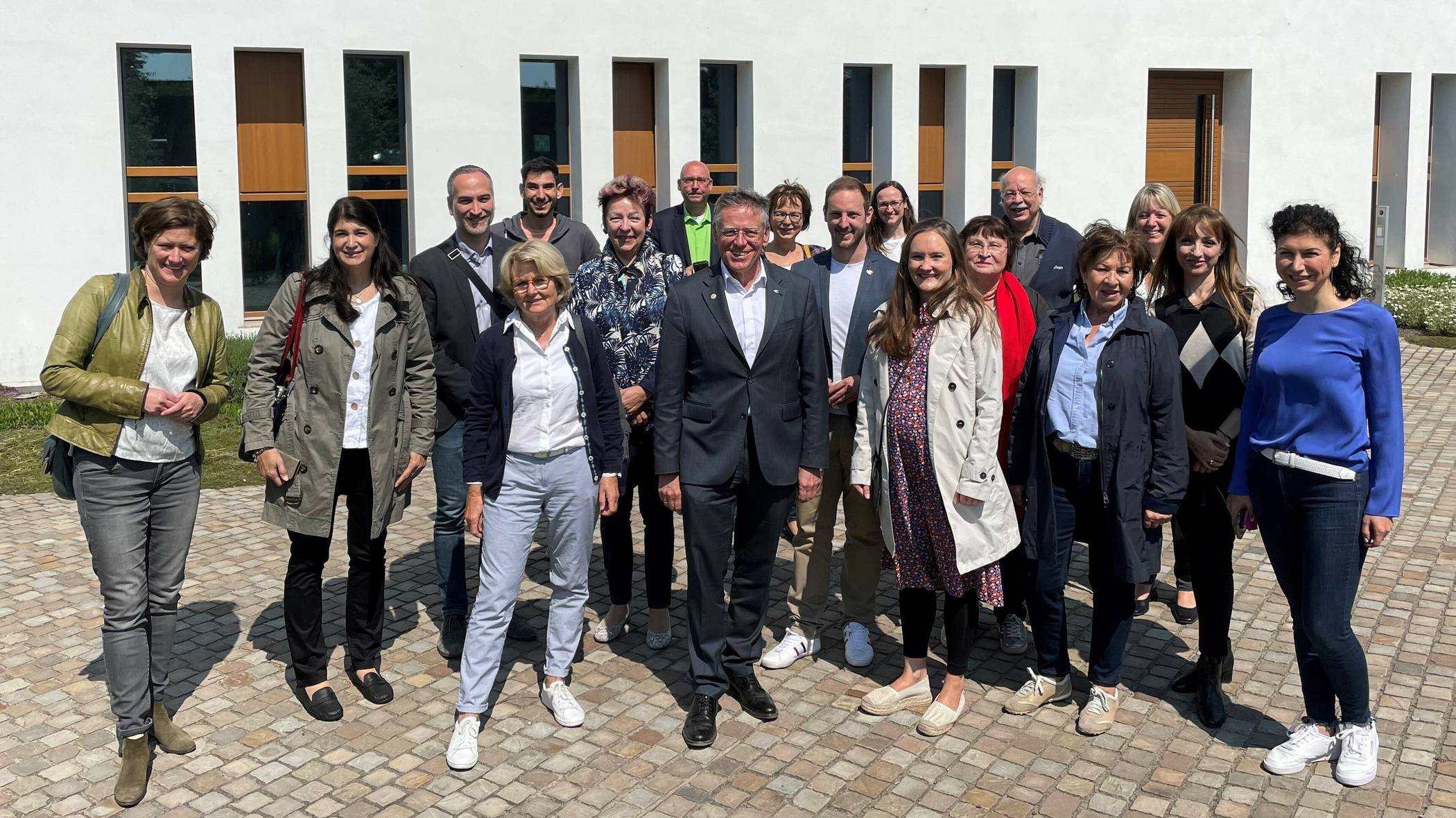  Landrat Hans-Jürgen Petrauschke mit den Teilnehmern der Rundfahrt vor dem neuen Kreisarchiv in Zons. 