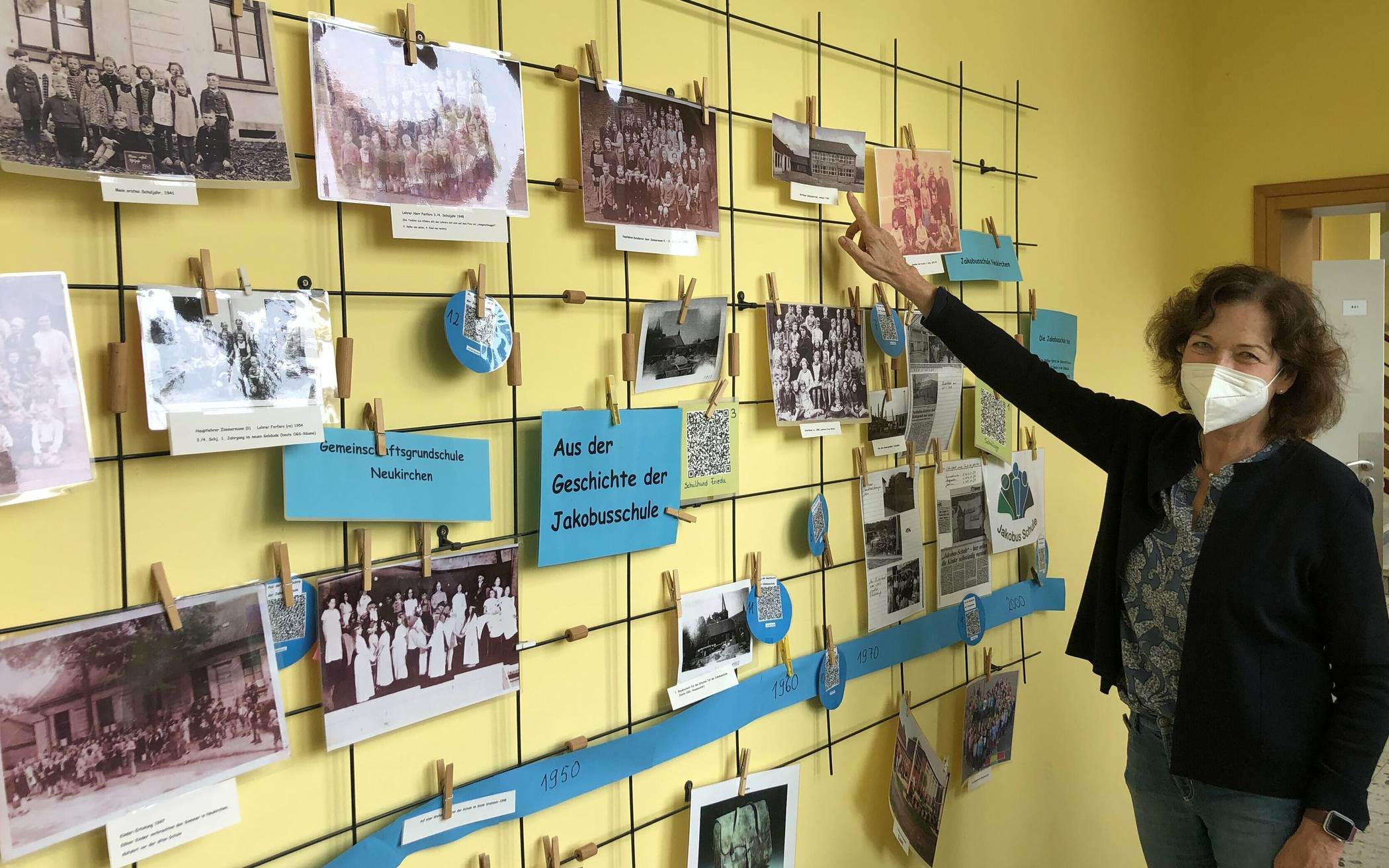  Die kleine Ausstellung aus Anlass des begangenen Jubiläums beweist, dass die Neukirchener Grundschule schon des Öfteren um ein Stück erweitert wurde... 