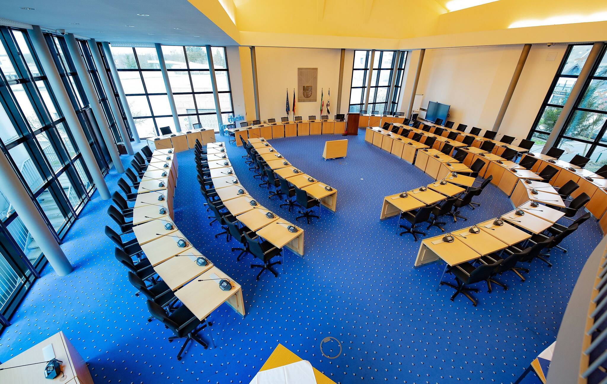  Im Kreis-Sitzungssaal im Kreishaus Grevenbroich findet eine öffentliche Wahlpräsentation statt. 