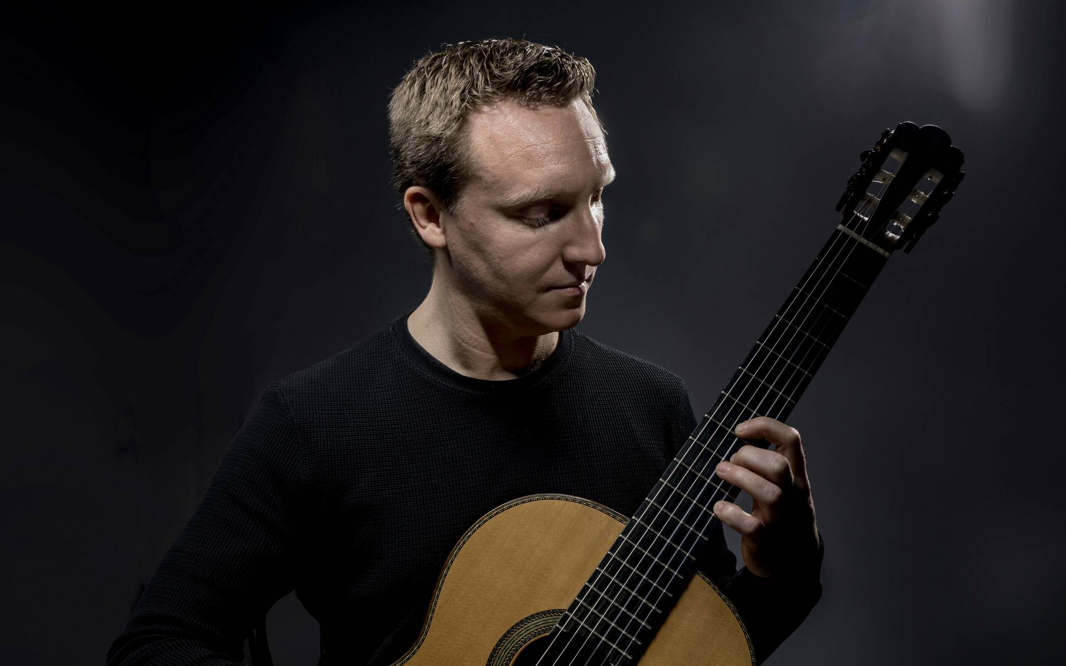  Christian Winter gastiert in der Hofkirche und zeigt sein Können an der Gitarre.  