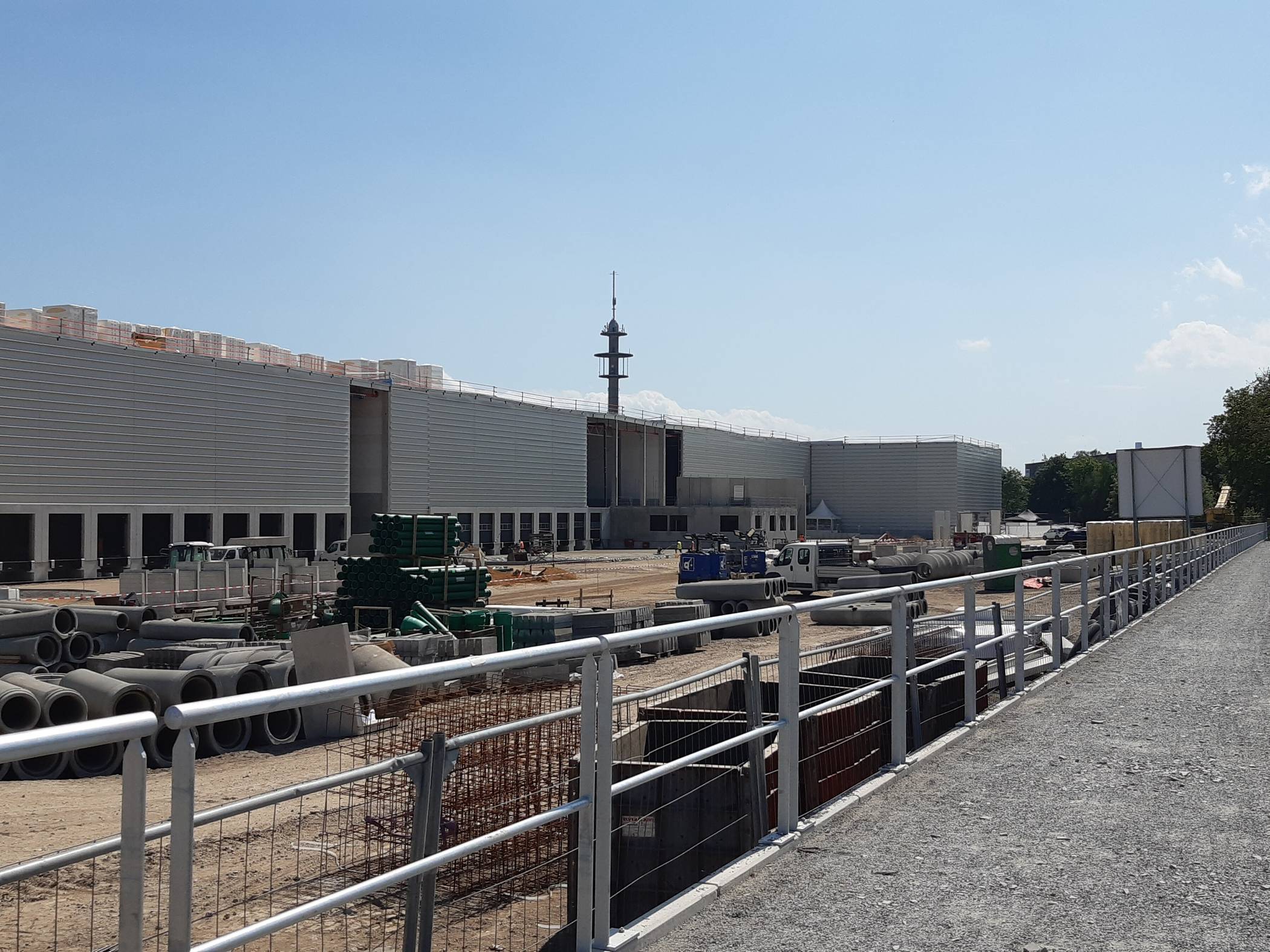  Auf 48.000 Quadratmetern entsteht ein Gebäude mit fünf Hallensegmenten. Noch wird auf dem Gelände kräftig gearbeitet. 