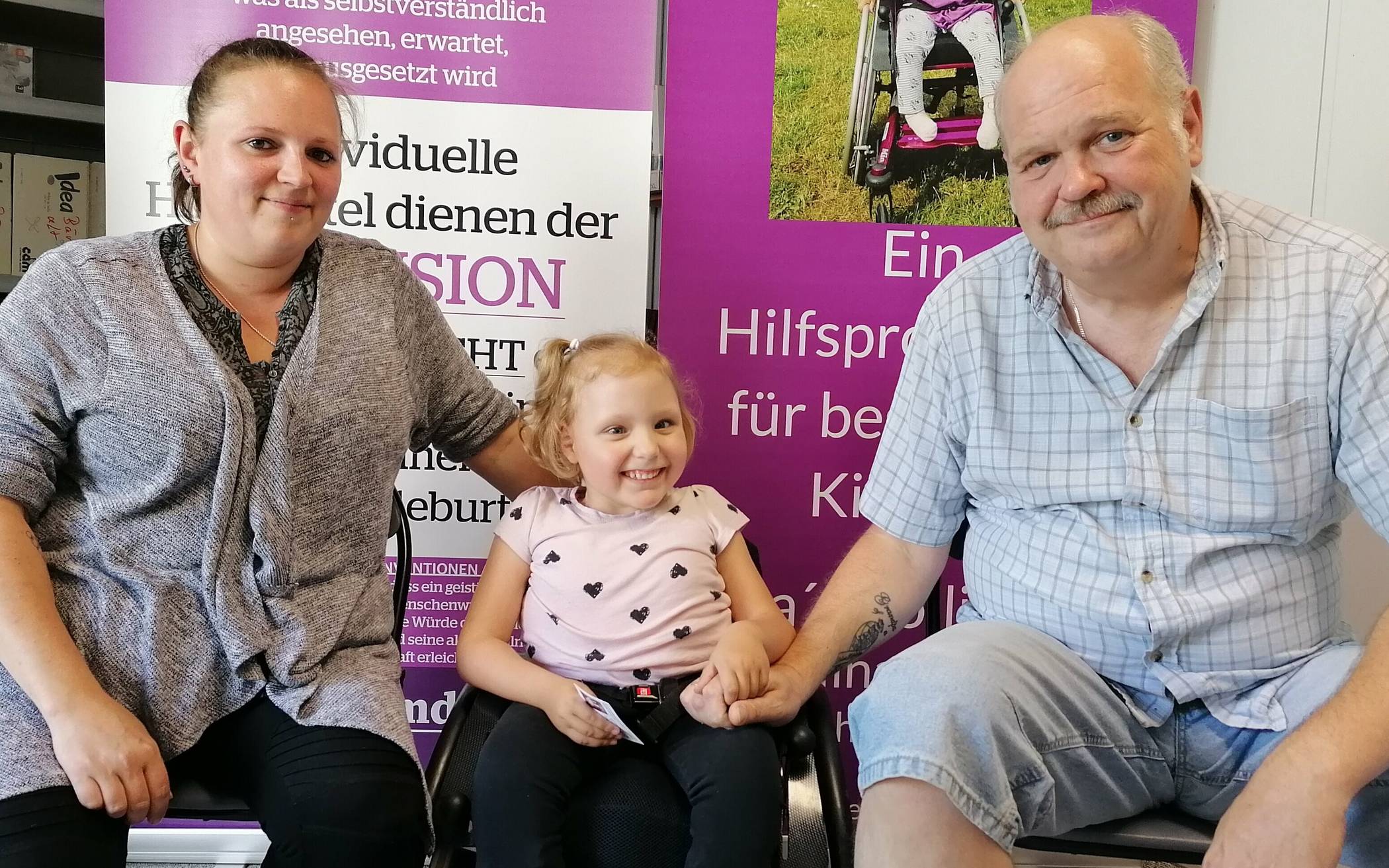  Lina ist ein fröhliches Kind und bekommt volle Unterstützung von Mama Nicole und Opa Detlef Jackels.  