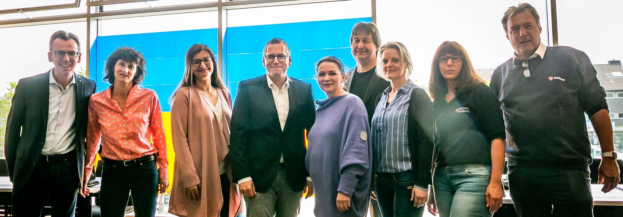  Bürgermeister Sascha Solbach bedankt sich bei den Beteiligten des Benefizkonzerts (von links nach rechts): Andreas Becker, Heike Becker, Melanie Sinagra, Sascha Solbach, Anna Walachowski, Hermann Jürgen Schmitz, Alexandra Singer, Pia Berg und Heinz Dieter Schmitz. 