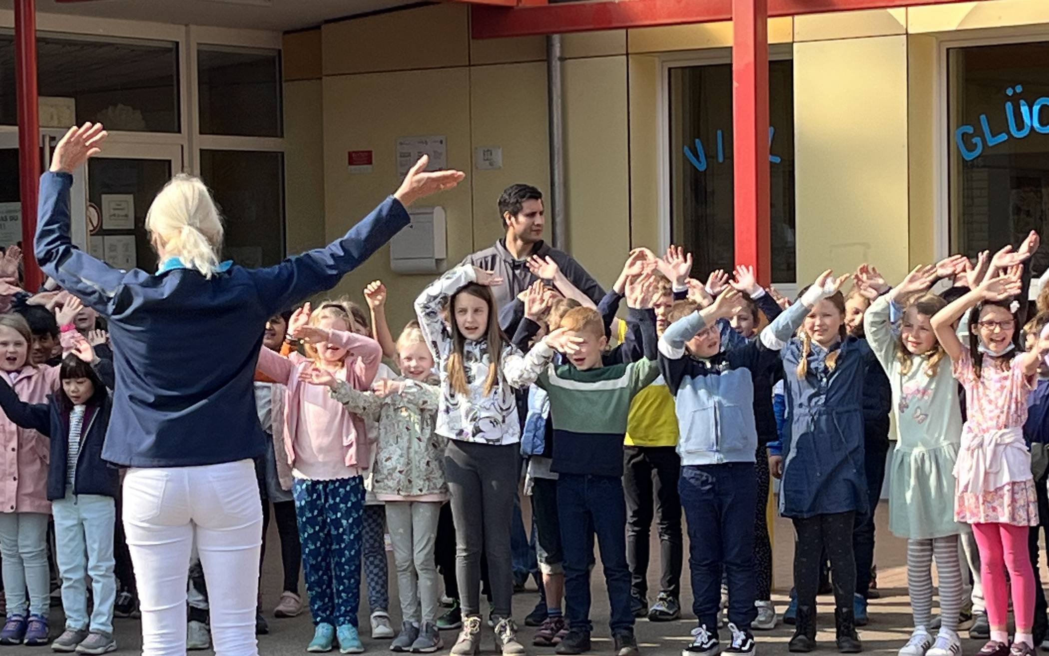 Das Konzert auf dem Schulhof begeisterte