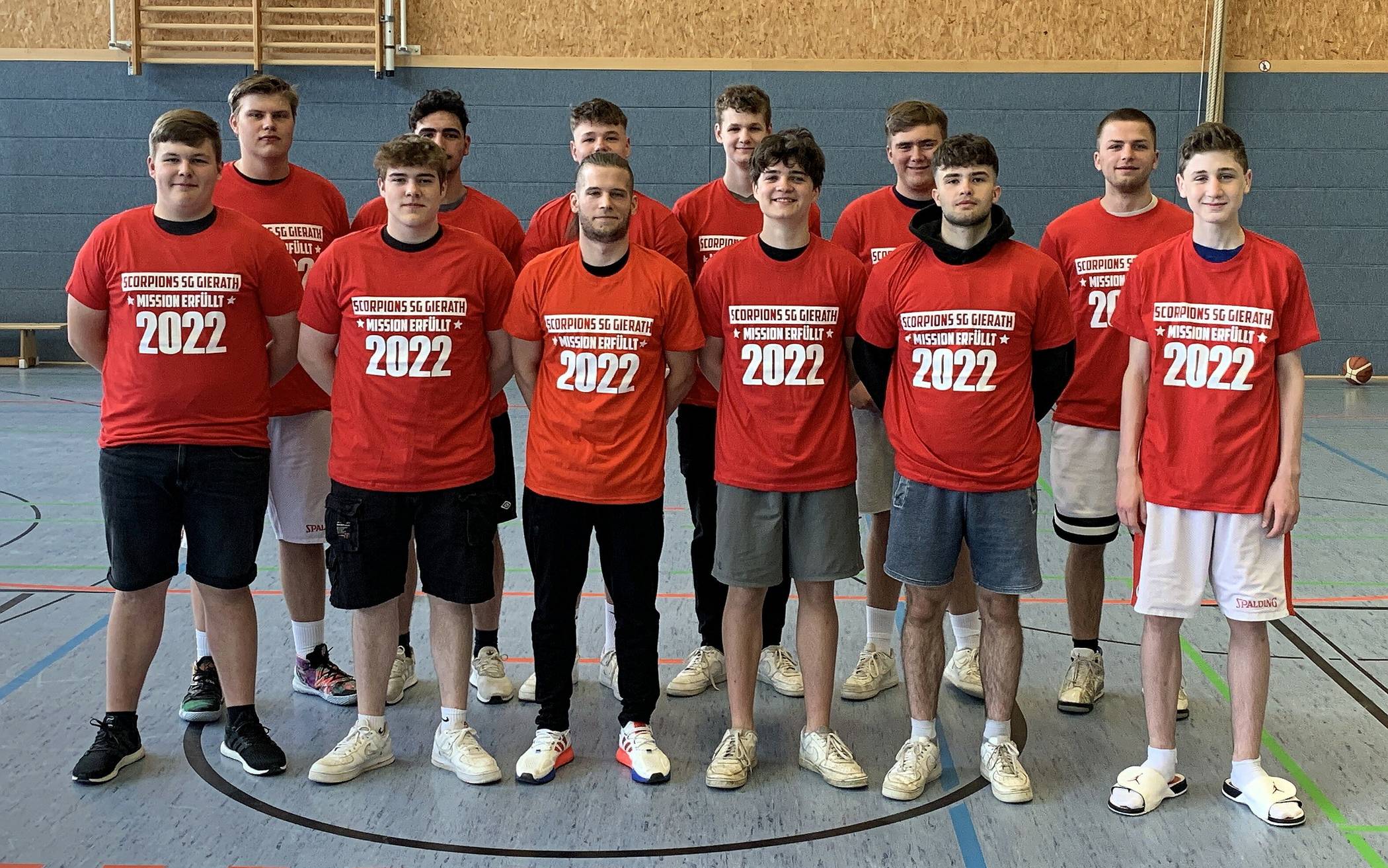  Der Kader der männlichen U18 der SG Gierath mit ihren „Meister-Shirts“ zum Titelgewinn in der Kreisliga mit ihrem Trainer Gergö Vados (1. Reihe, 3.v.l.). 