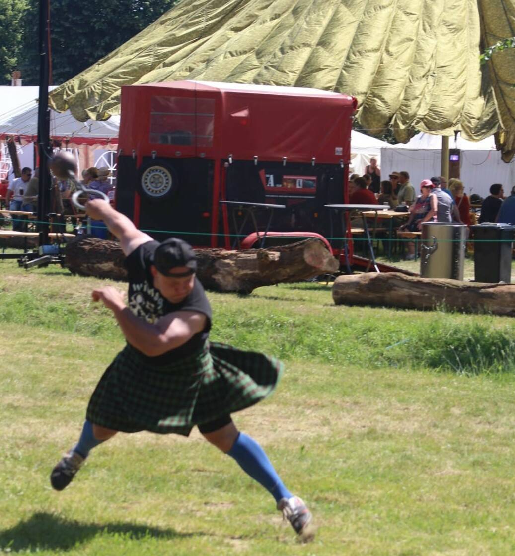  Starke Männer sind bei den „Highland-Games“ wieder sehr gefragt. 