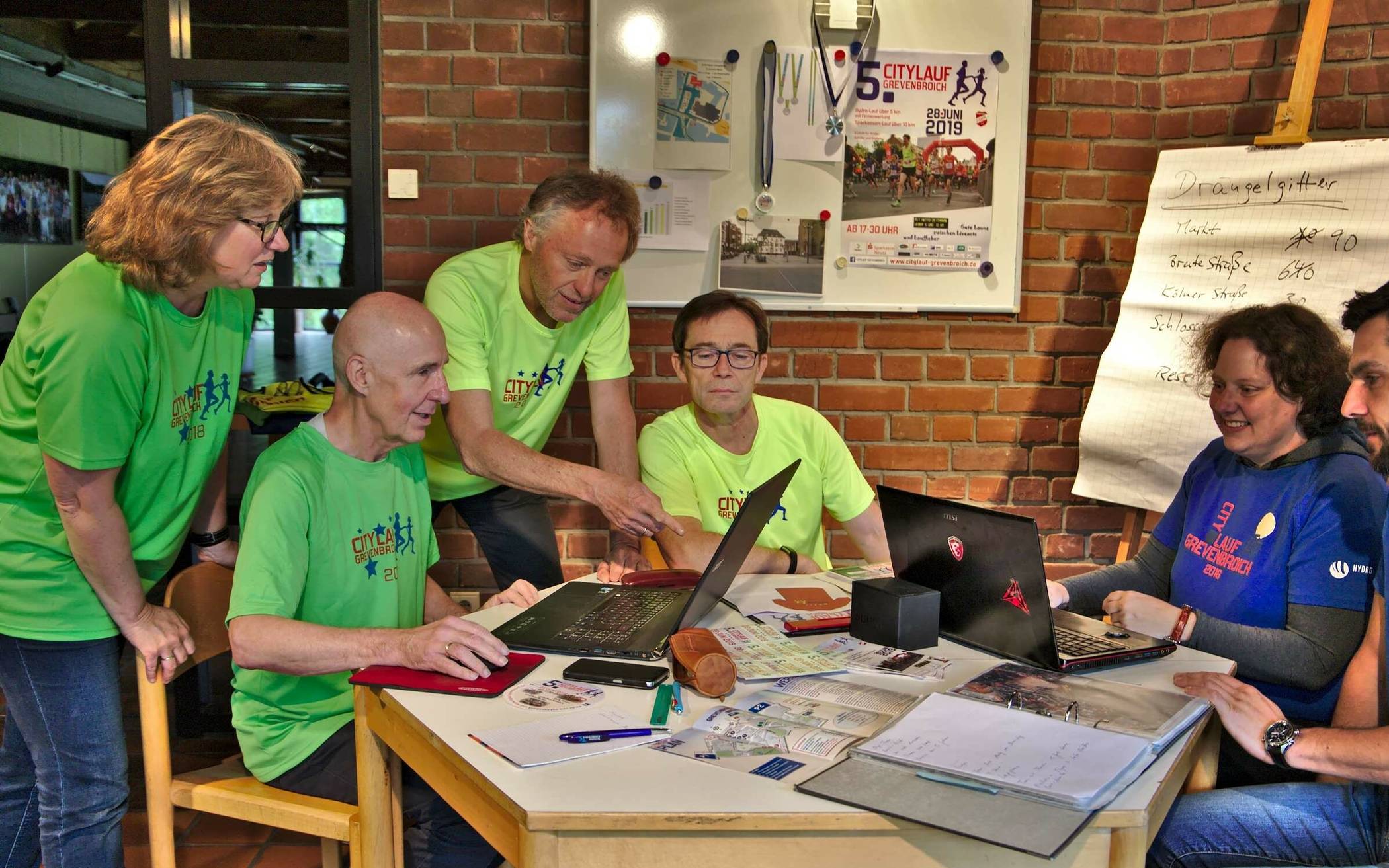  Seit 2015 steht das Kernteam der SG Neukirchen-Hülchrath bestehend aus Dr. Bernd Juckel, Christian Döhmelt, Thorsten Malhofer, Willy Helfenstein, Ute Nellessen und Anke Herm in unveränderter Besetzung für einen reibungslosen Ablauf des City-Laufs. Daneben werden am Veranstaltungstag rund 100 Helfer im Einsatz sein. 