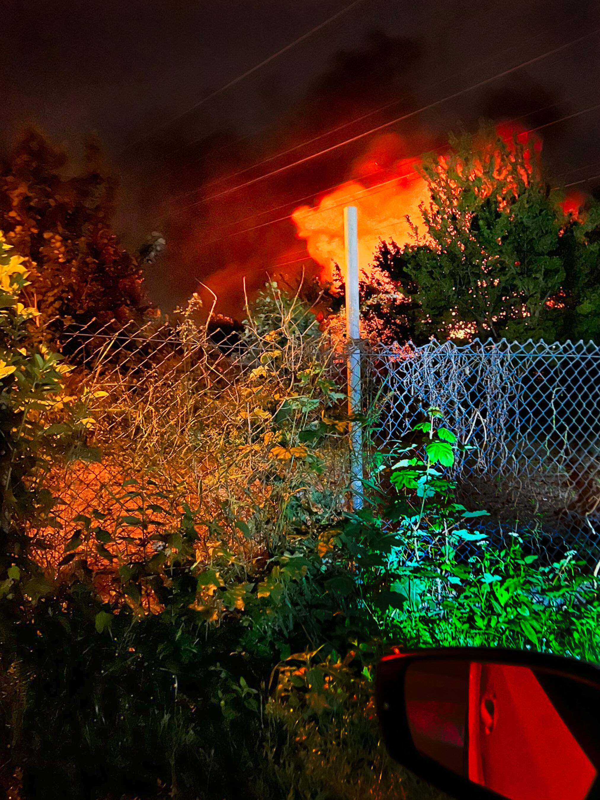  Die Feuerwehr wurden zu einem Laubenbrand in Gustorf gerufen.   Fotos: FW GV  