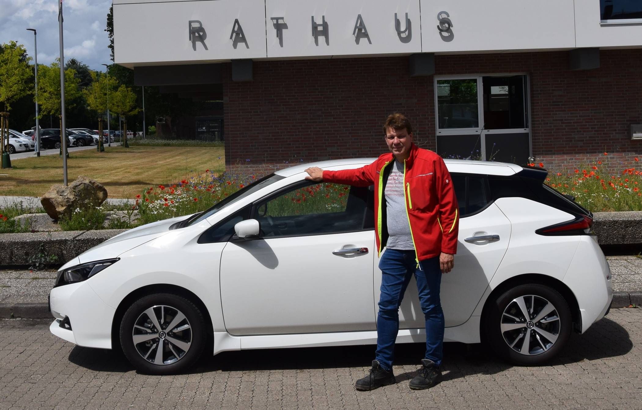  Georg Duell freut sich über das erste e-Auto für den städtischen Bauhof. 
