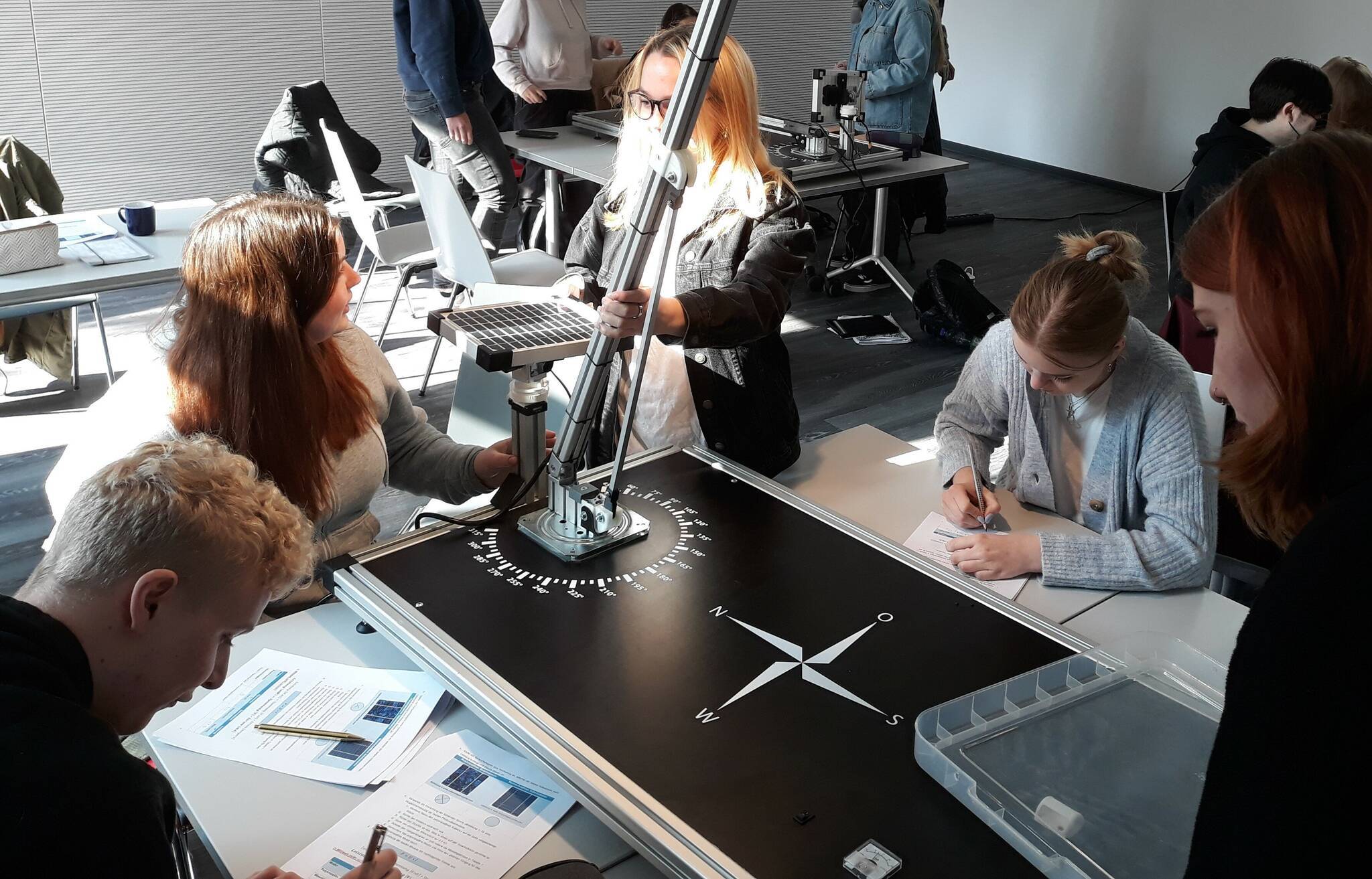  Spaß am Experimentieren hat diese Schülergruppe des Biologie-Leistungskurses der Käthe-Kollwitz-Gesamtschule in der Südstadt. 