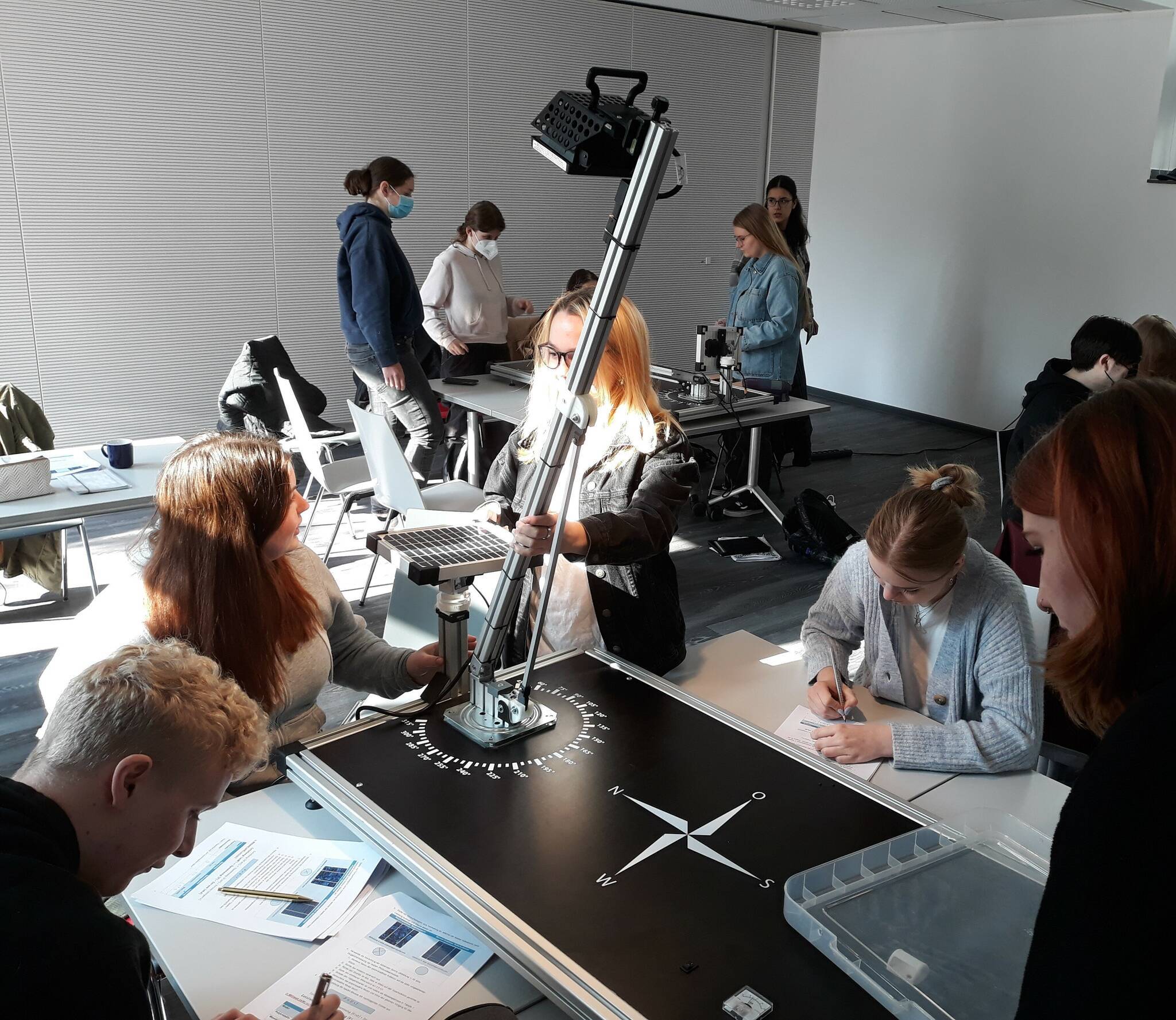  Spaß am Experimentieren hat diese Schülergruppe des Biologie-Leistungskurses der Käthe-Kollwitz-Gesamtschule in der Südstadt. 