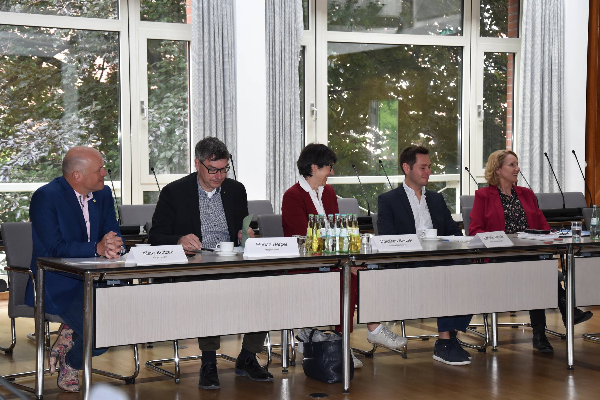 Gute Laune auf der „Stadt-Bank“...! 