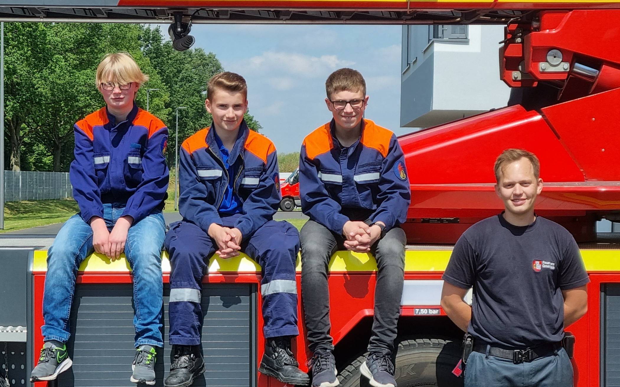  Chiara Vanbeselaere , Bennett Ratz und Nico Wassenberg bekamen von Dennis Knabben den Beruf des Feuerwehrmanns gezeigt (von links). 
