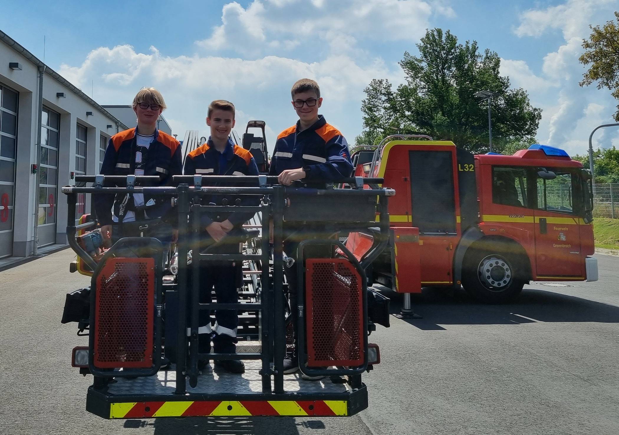  Chiara Vanbeselaere , Bennett Ratz und Nico Wassenberg durften auch im Korb der Drehleiter mitfahren. 
