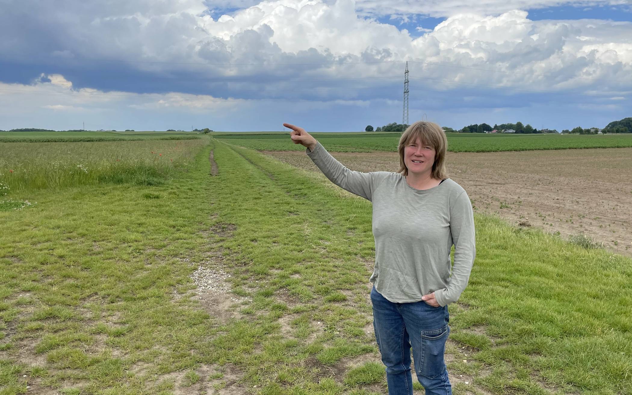  Stephanie Coenen zeigte, wie groß das Gebiet ist, das bebaut werden soll. 