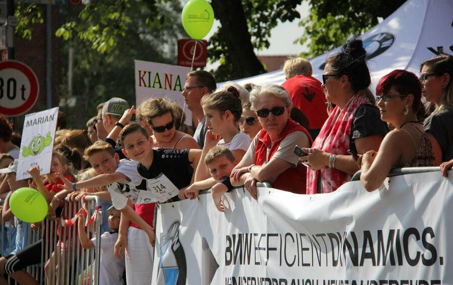  Gerade die lange Zielgerade mit den vielen anfeuernden Zuschauern am Streckenrand sind insbesondere für die Schüler und Hobbyläufer ein großes Erlebnis. Unterwegs werden eine Trommlergruppe und ein Moderatorenteam den Teilnehmer einheizen. Wenn jetzt das Wetter noch mitspielt, kann es eine perfekte Laufveranstaltung werden. 