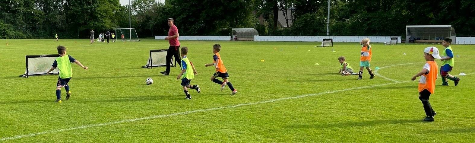  Das Spielen beim Mini-Fußball soll die Passgenauigkeit sowie Schnelligkeit fördern, außerdem dafür sorgen, dass jedes Kind seine Stärken entwickeln kann und dabei vor allem ganz viel Spaß hat! 