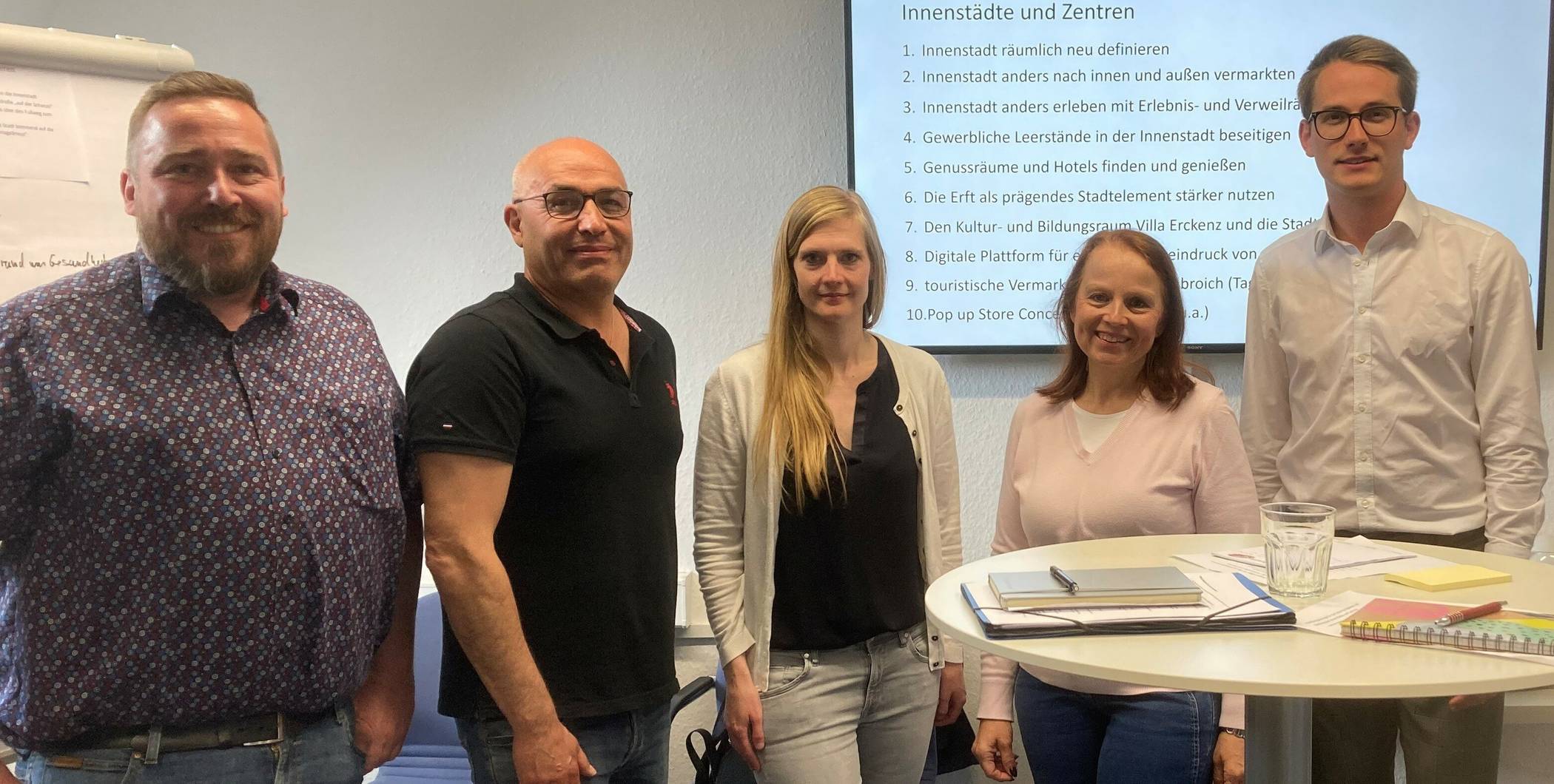  Es trafen sich Fred Leven („Mein GV“); Ceylan Er (SPD); Sabrina Nevermann (CDU); Martina Suermann-Igné (Ausschussvorsitzende); Niclas Bier (FDP) sowie nicht auf dem Foto Dr. Peter Gehrmann („Grüne“) sowie Kristiane von dem Bussche. 