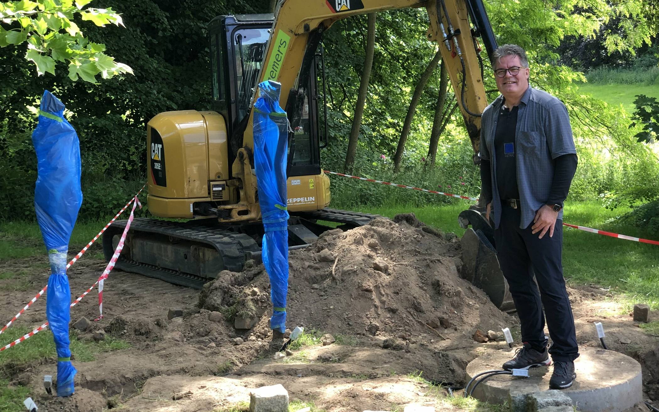 Jörg Schröder auf dem Sockel für