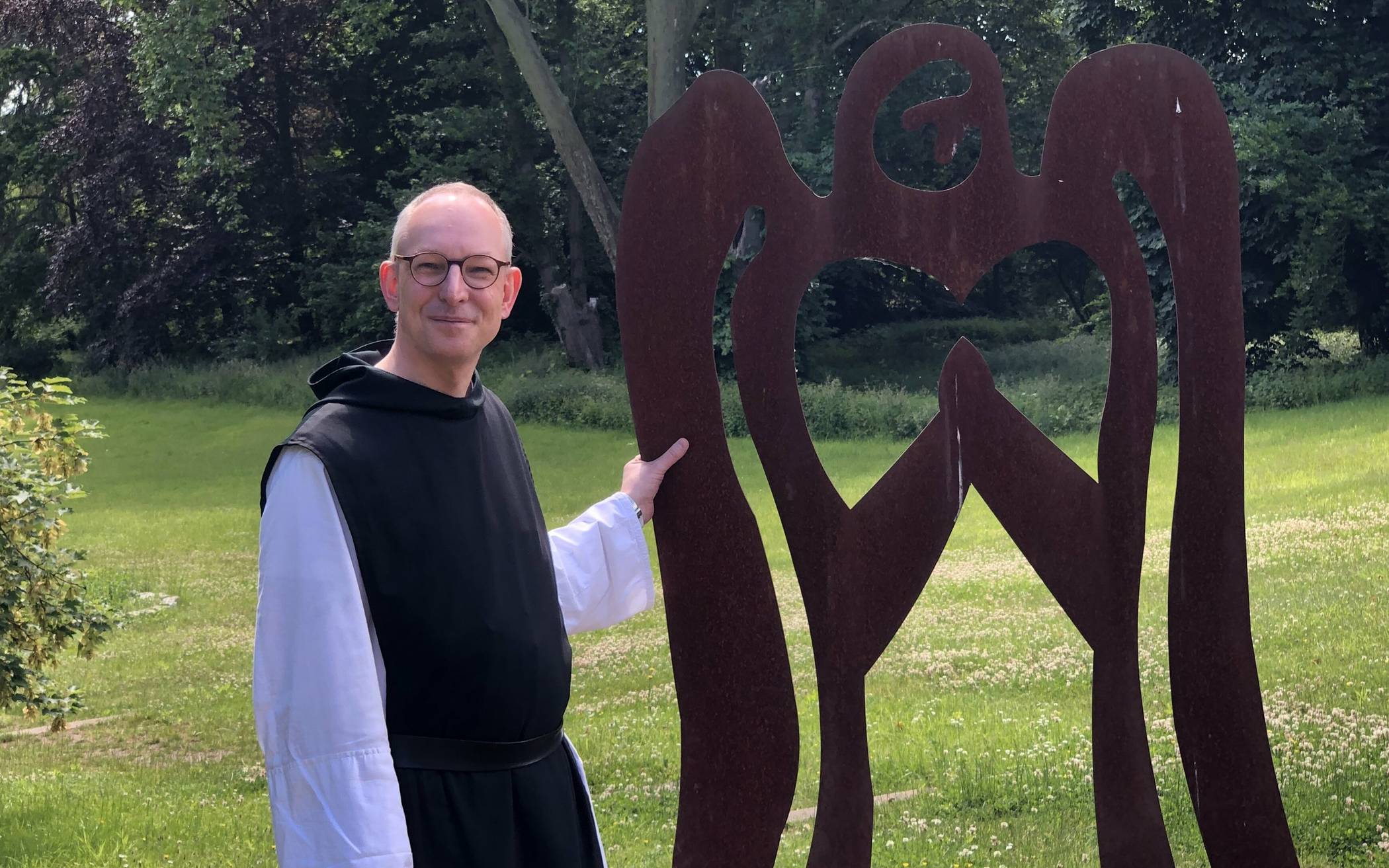  Prior Bruno mit dem „Langwadener Engel“, dem ersten Schröder-Kunstwerk auf der Klosterwiese. 
