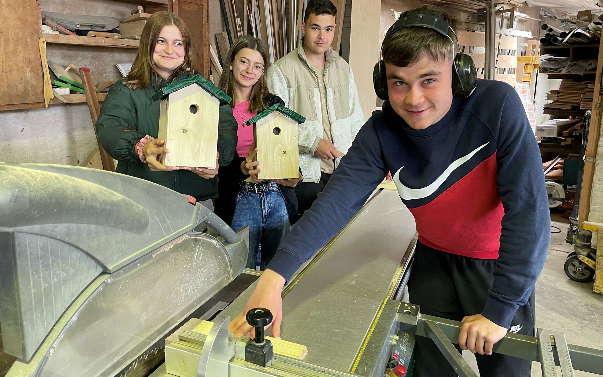  Interesse geweckt fürs Handwerk und dabei noch etwas Gutes getan: Die Schüler in der Werkstatt. 