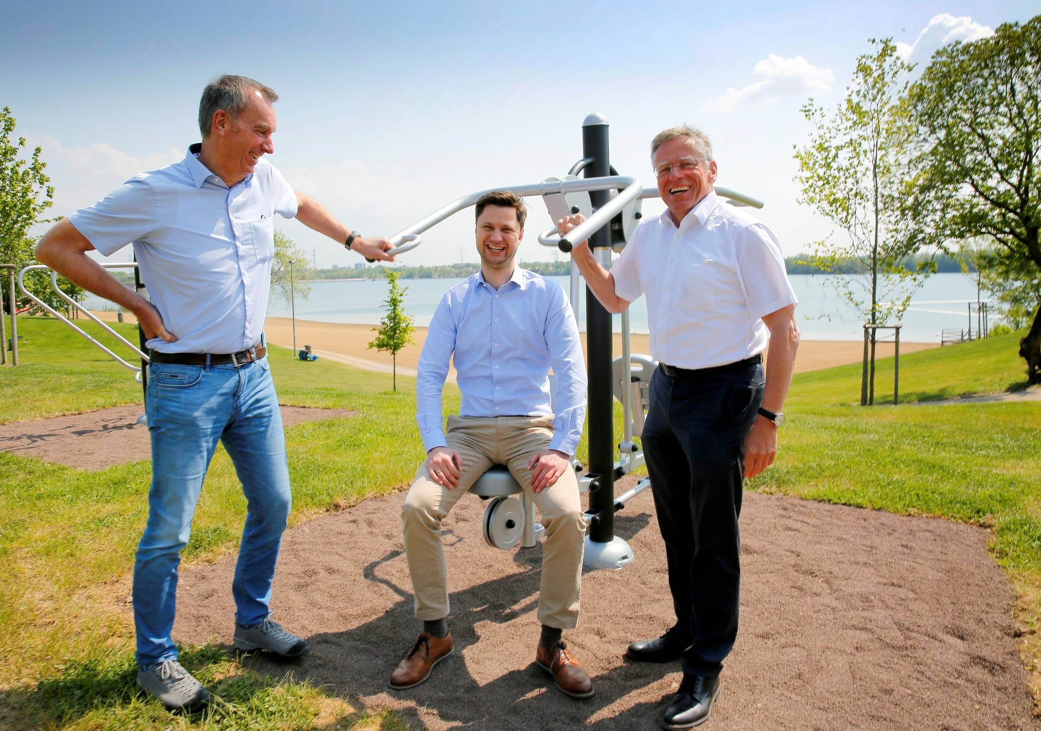  Landrat Hans-Jürgen Petrauschke mit den beiden Kreiswerke-Geschäftsführer Stefan Stelten und Martin Stiller bei der Eröffnung der diesjährigen Badesaison. 