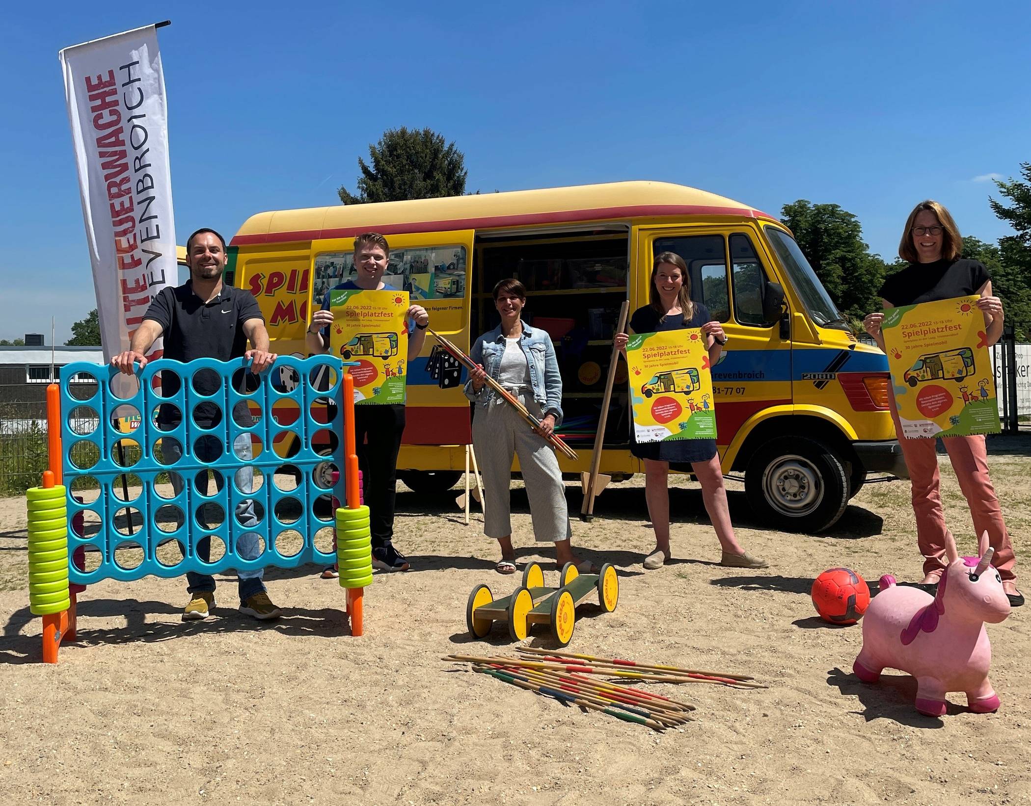  Das alte „Spielmobil“ mit dem pädagogischen Team. 