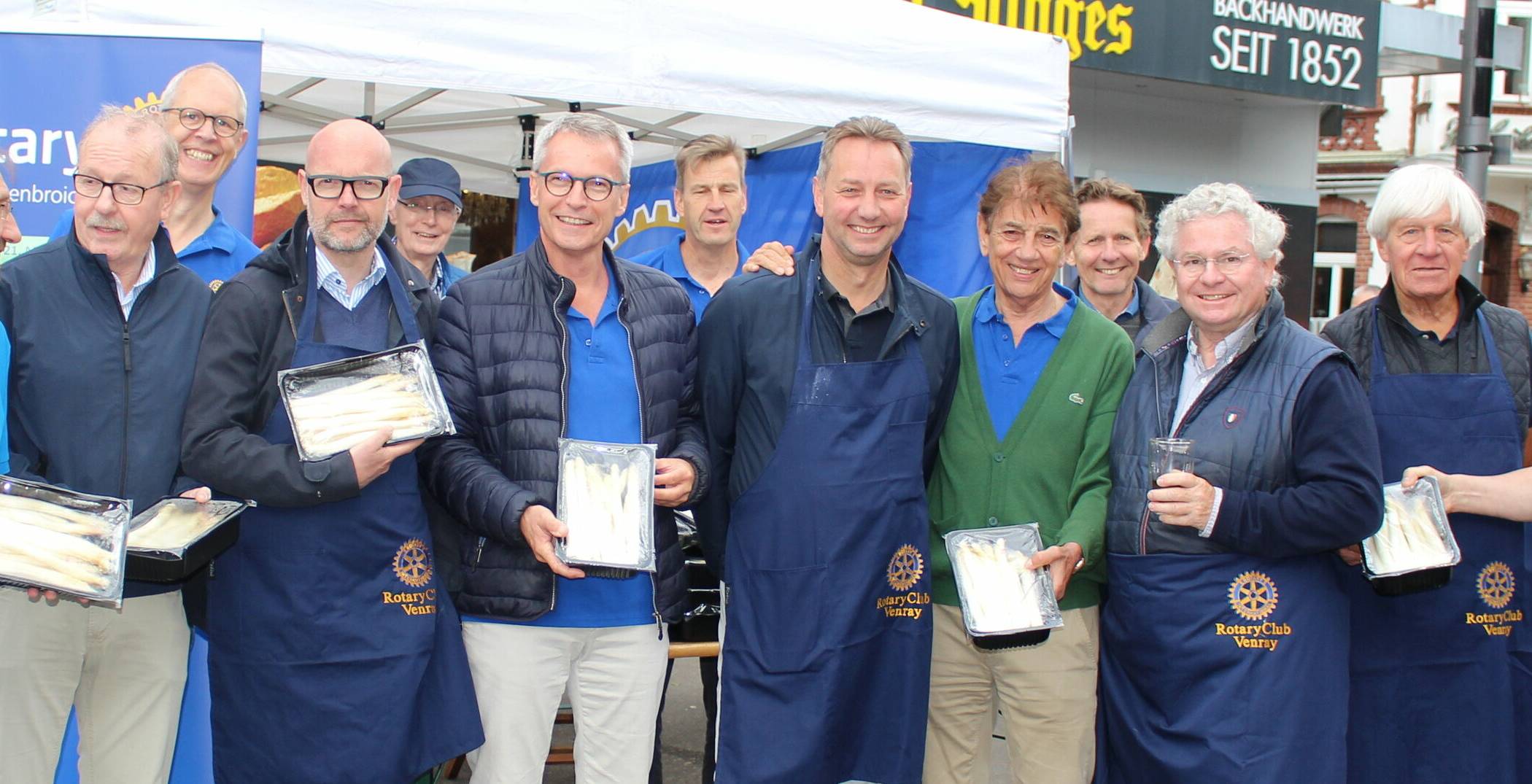  Der Benefiz-Spargelverkauf im Mai der beiden Partner-Clubs Grevenbroich und Venray (Niederlande) war wieder einmal ein toller Erfolg. 