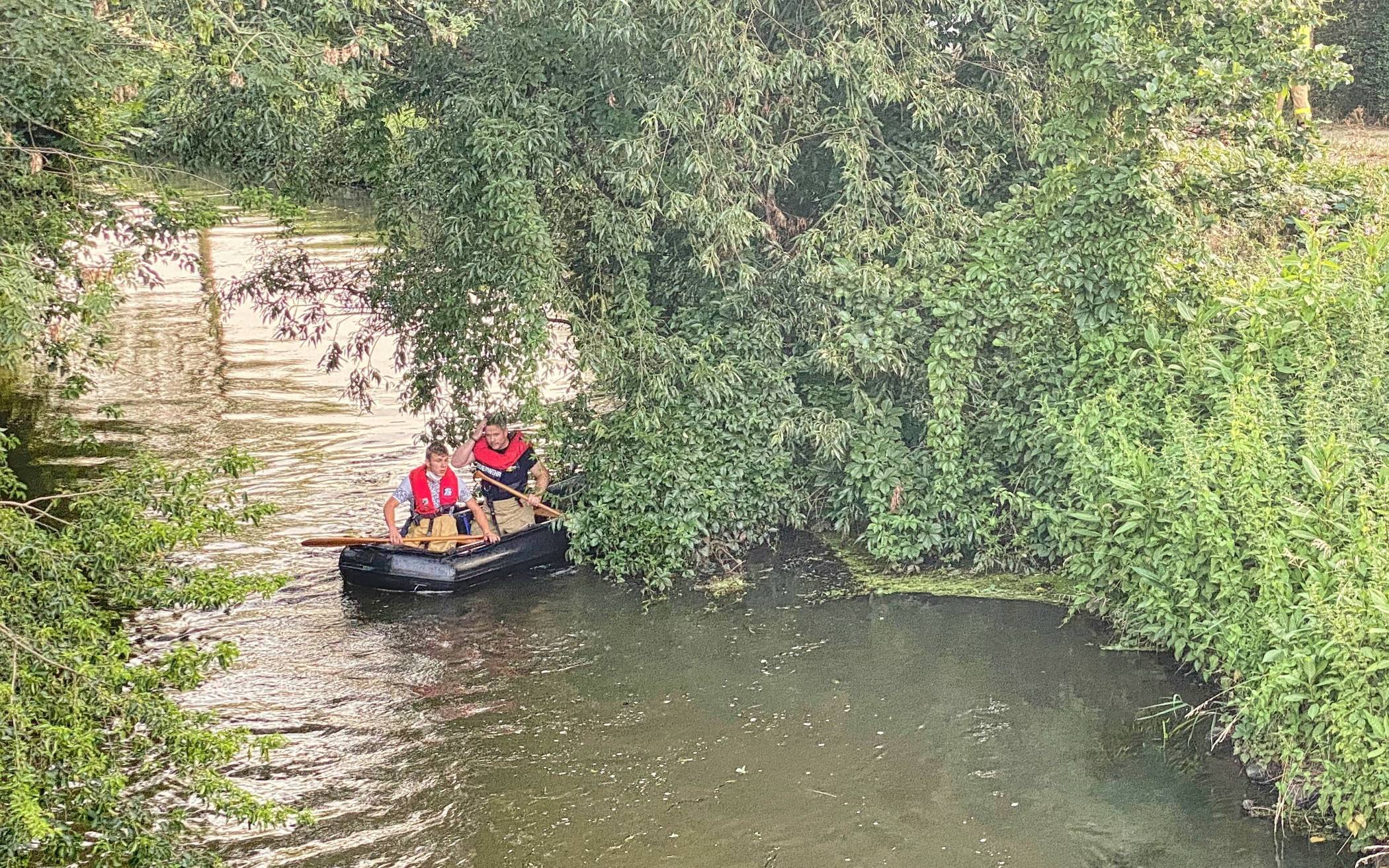 Mit Schlauchbooten suchte die Feuerwehgr die