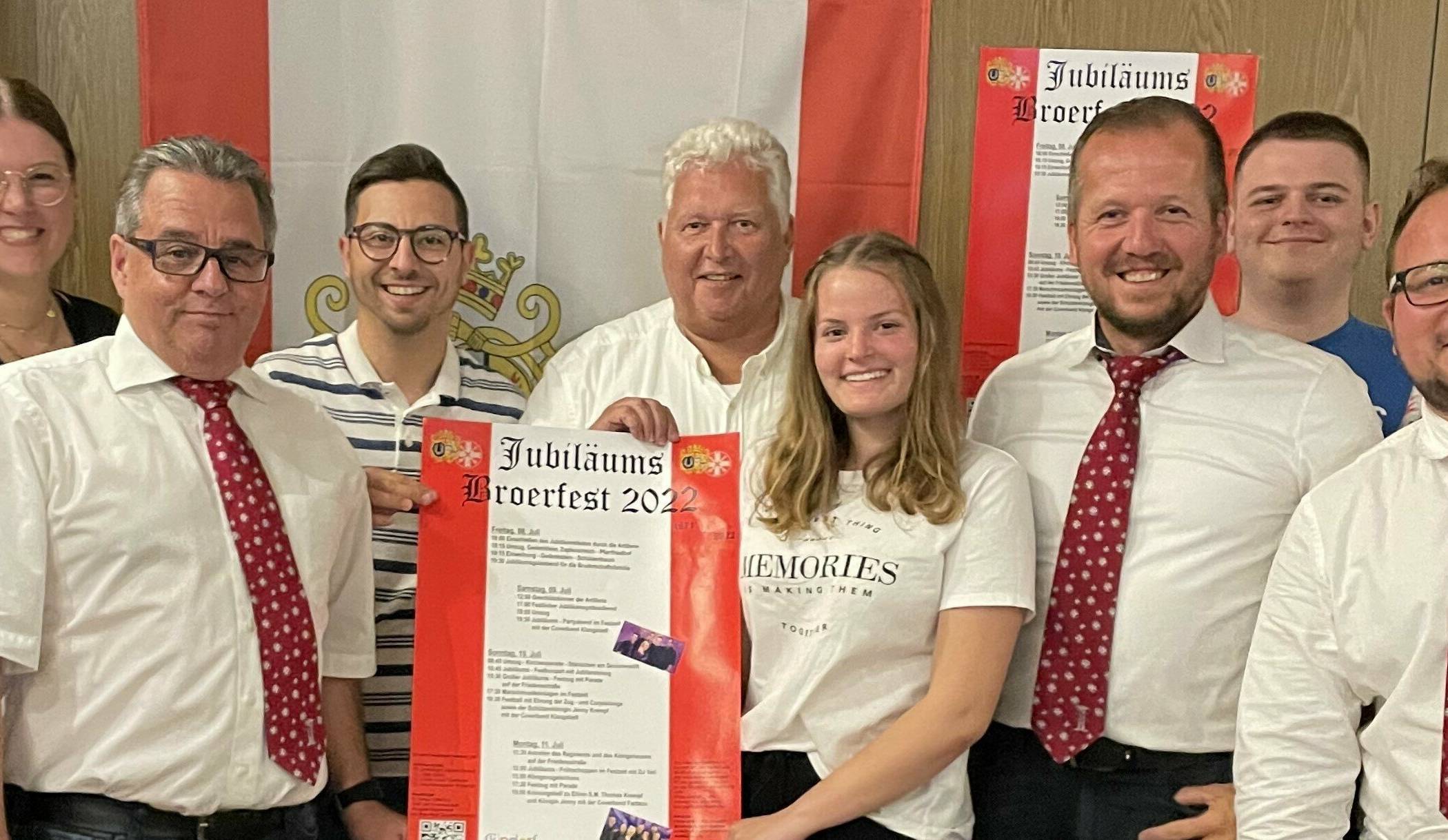  Mit sichtlicher Vorfreude präsentierten Gindorfs stellvertretender Brudermeister Jürgen Moll (Vierter von rechts), Bruderschaftspräses Diakon Manfred Jansen (Bildmitte), Majestät Thomas Krempf (Vierter von links) und Bruderschafts-Geschäftsführer Horst Rodrigo (Dritter von links) mit den Jungschützen und weiteren Vorstandsmitgliedern das Schützenfestplakat zum Gindorfer „Broerfest“ in der Zeit vom 8. bis zum 11. Juli. 