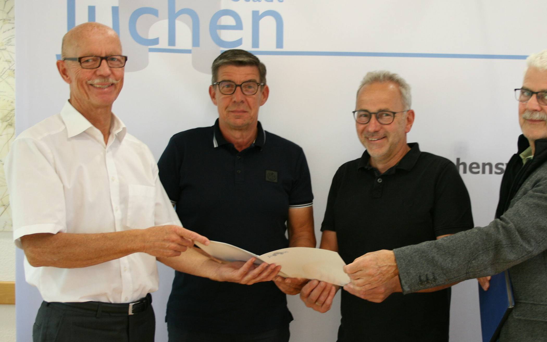  Harald Zillikens, Wolfgang Huth, Herbert Brockerhoff und Oswald Duda (von links) sind sich einig über den Bau des neuen Kunstrasenplatzes.  