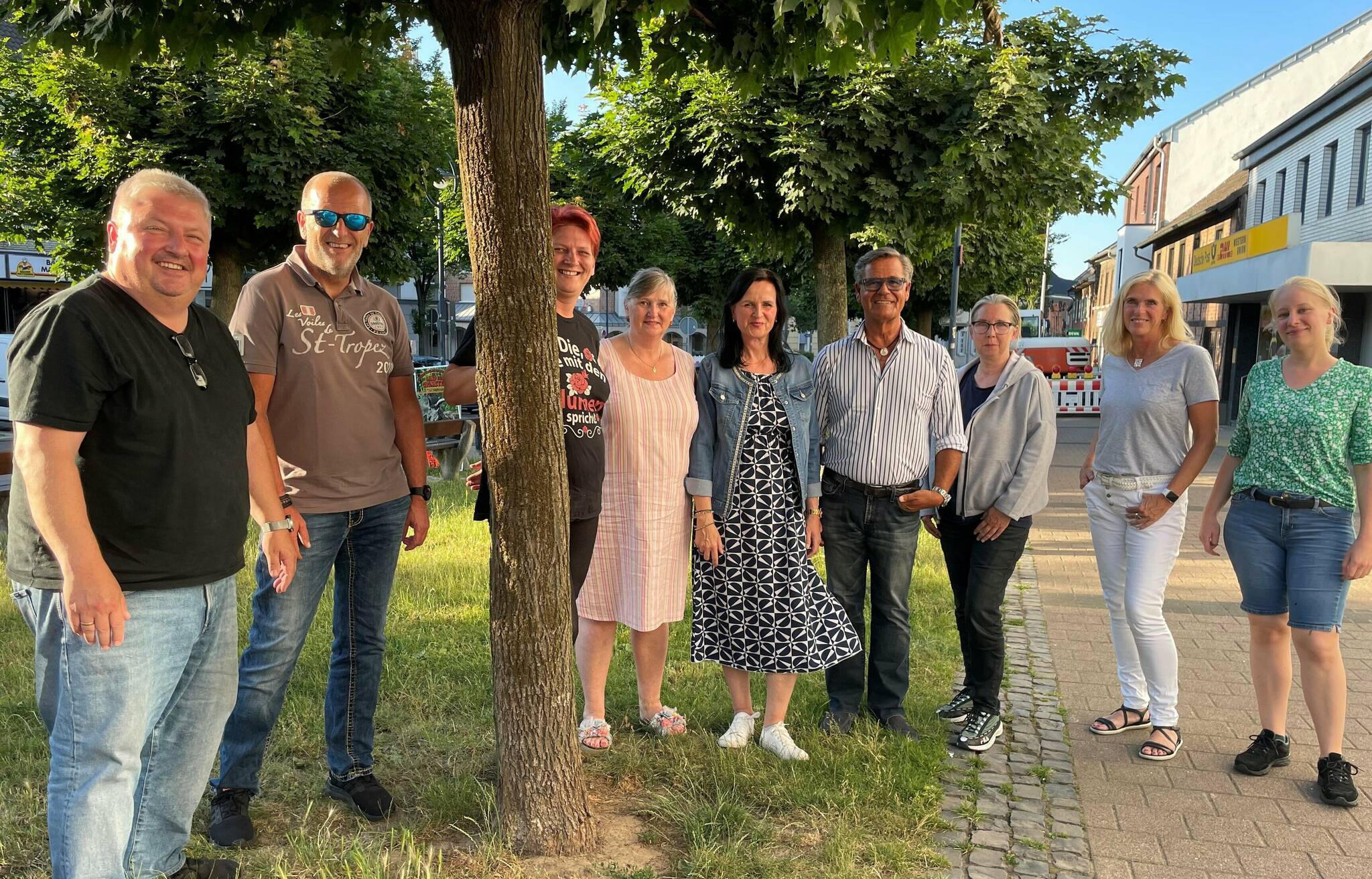  Blicken optimistisch in den Sommer: Die Gewerbetreibenden aus Jüchen planen unter anderem die „Sommersause“.  