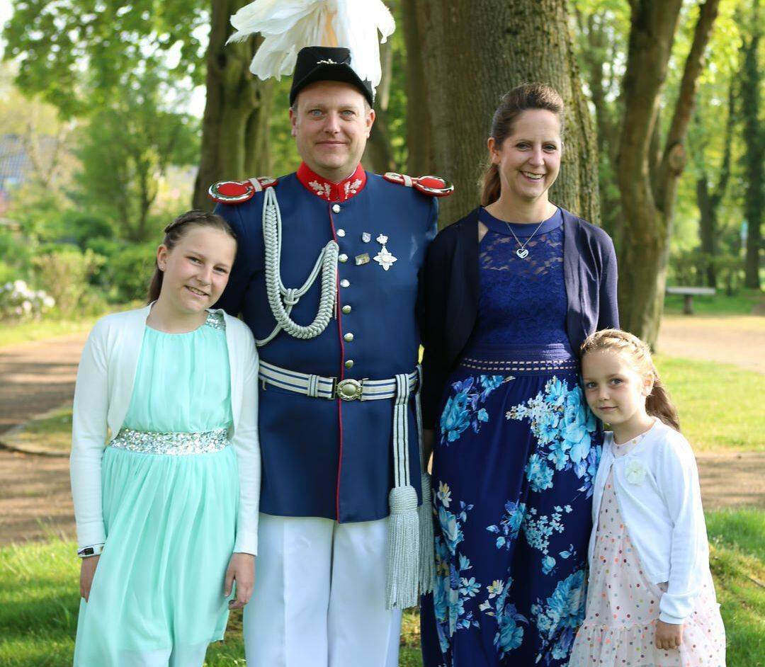  Königspaar Sebastian und Melanie Herten mit ihren Töchtern Lisa und Anna.  