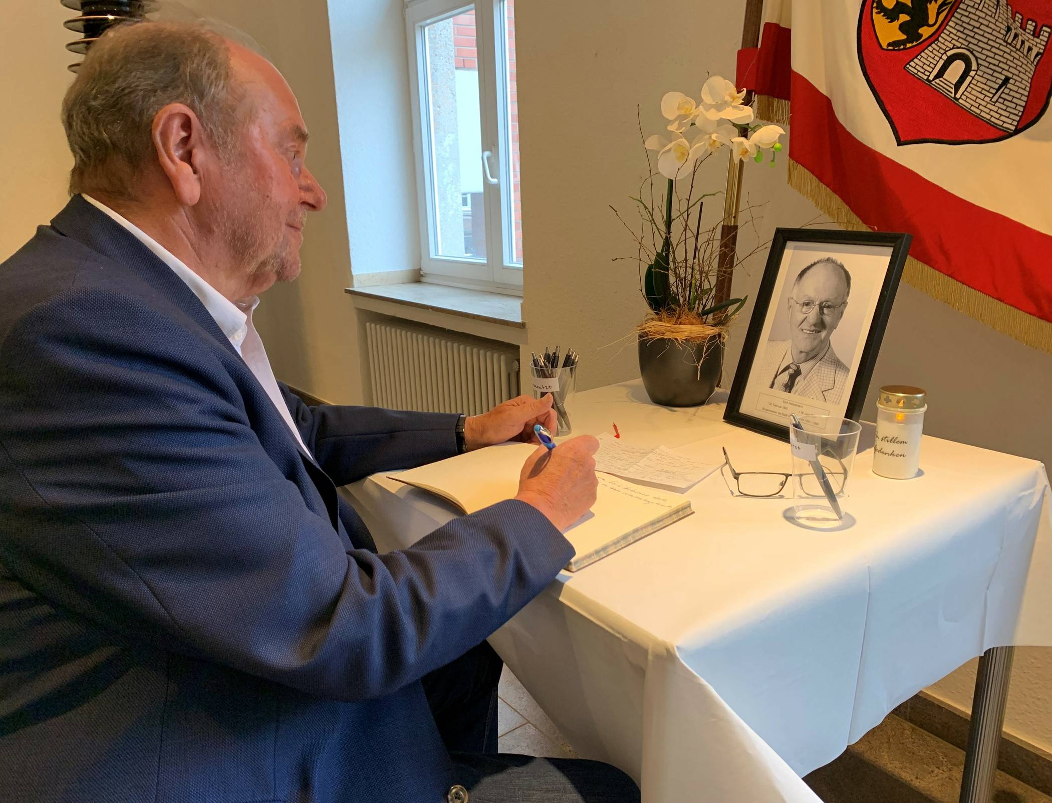  Vize-Bürgermeister Edmund Feuster trägt sich in das Kondolenzbuch ein. 
